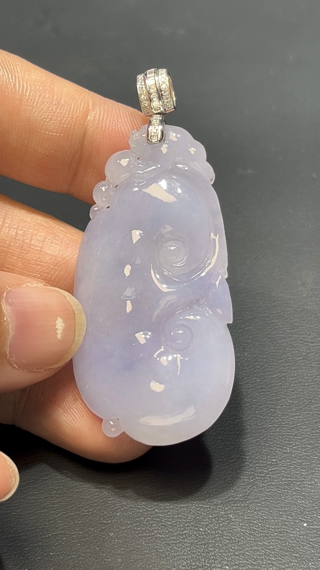 翡翠如意吊墜|紫色翡翠 × 三足蟾雕刻 × 18K白金鑲嵌 × 如意吉祥精品推薦 #817 2 翡翠如意吊墜|紫色翡翠 × 三足蟾雕刻 × 18K白金鑲嵌 × 如意吉祥精品推薦 #817 - Image 2