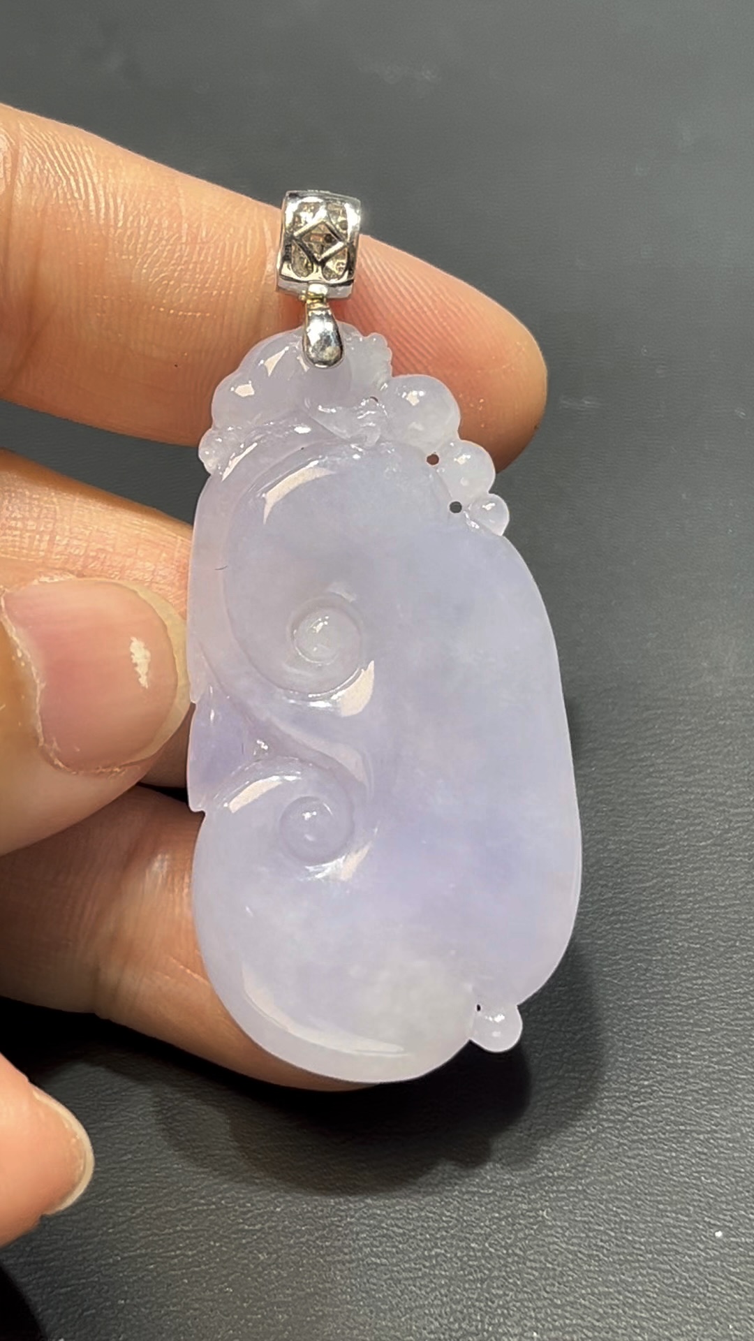 翡翠如意吊墜|紫色翡翠 × 三足蟾雕刻 × 18K白金鑲嵌 × 如意吉祥精品推薦 #817 3 翡翠如意吊墜|紫色翡翠 × 三足蟾雕刻 × 18K白金鑲嵌 × 如意吉祥精品推薦 #817 - Image 3