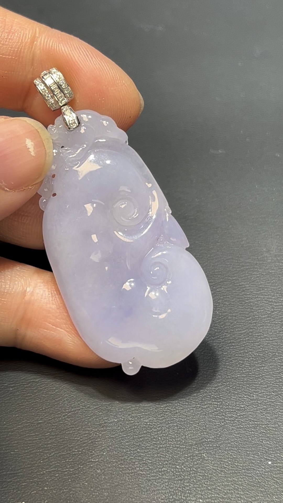 翡翠如意吊墜|紫色翡翠 × 三足蟾雕刻 × 18K白金鑲嵌 × 如意吉祥精品推薦 #817 4 翡翠如意吊墜|紫色翡翠 × 三足蟾雕刻 × 18K白金鑲嵌 × 如意吉祥精品推薦 #817 - Image 4