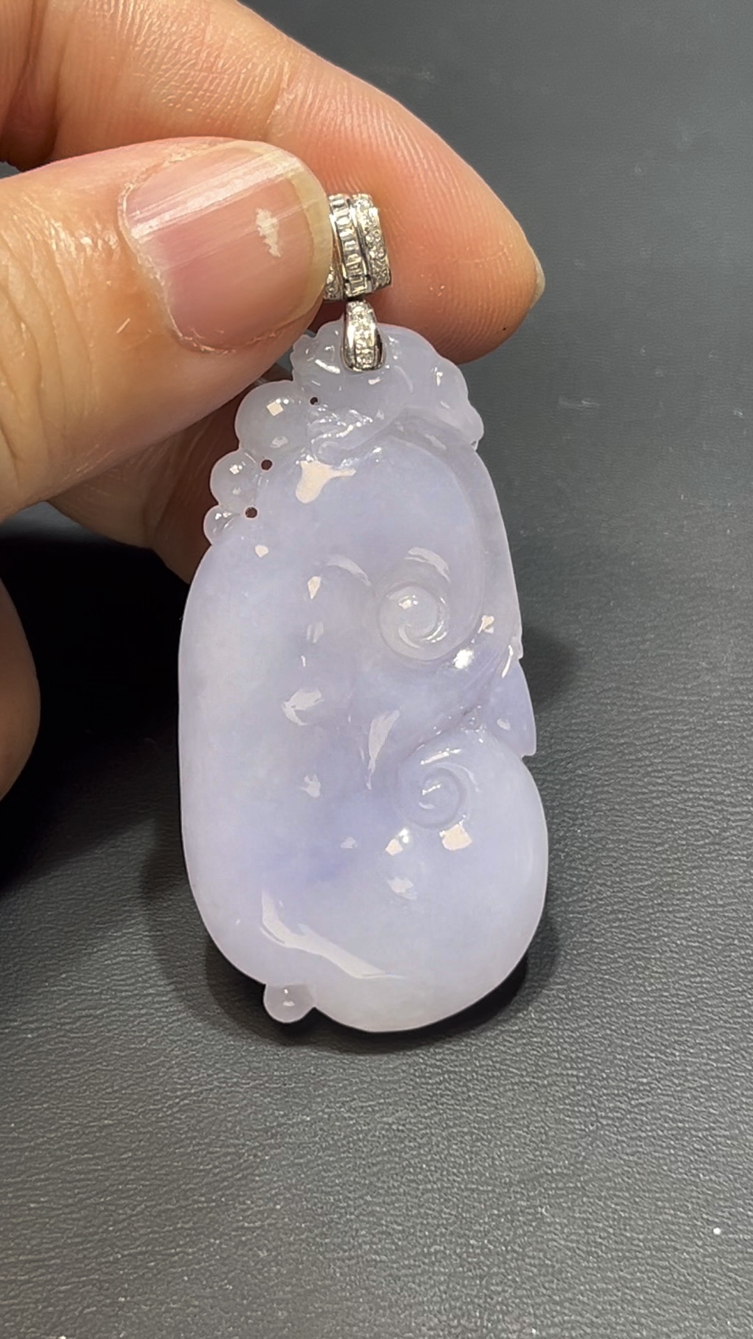 翡翠如意吊墜|紫色翡翠 × 三足蟾雕刻 × 18K白金鑲嵌 × 如意吉祥精品推薦 #817 5 翡翠如意吊墜|紫色翡翠 × 三足蟾雕刻 × 18K白金鑲嵌 × 如意吉祥精品推薦 #817 - Image 5