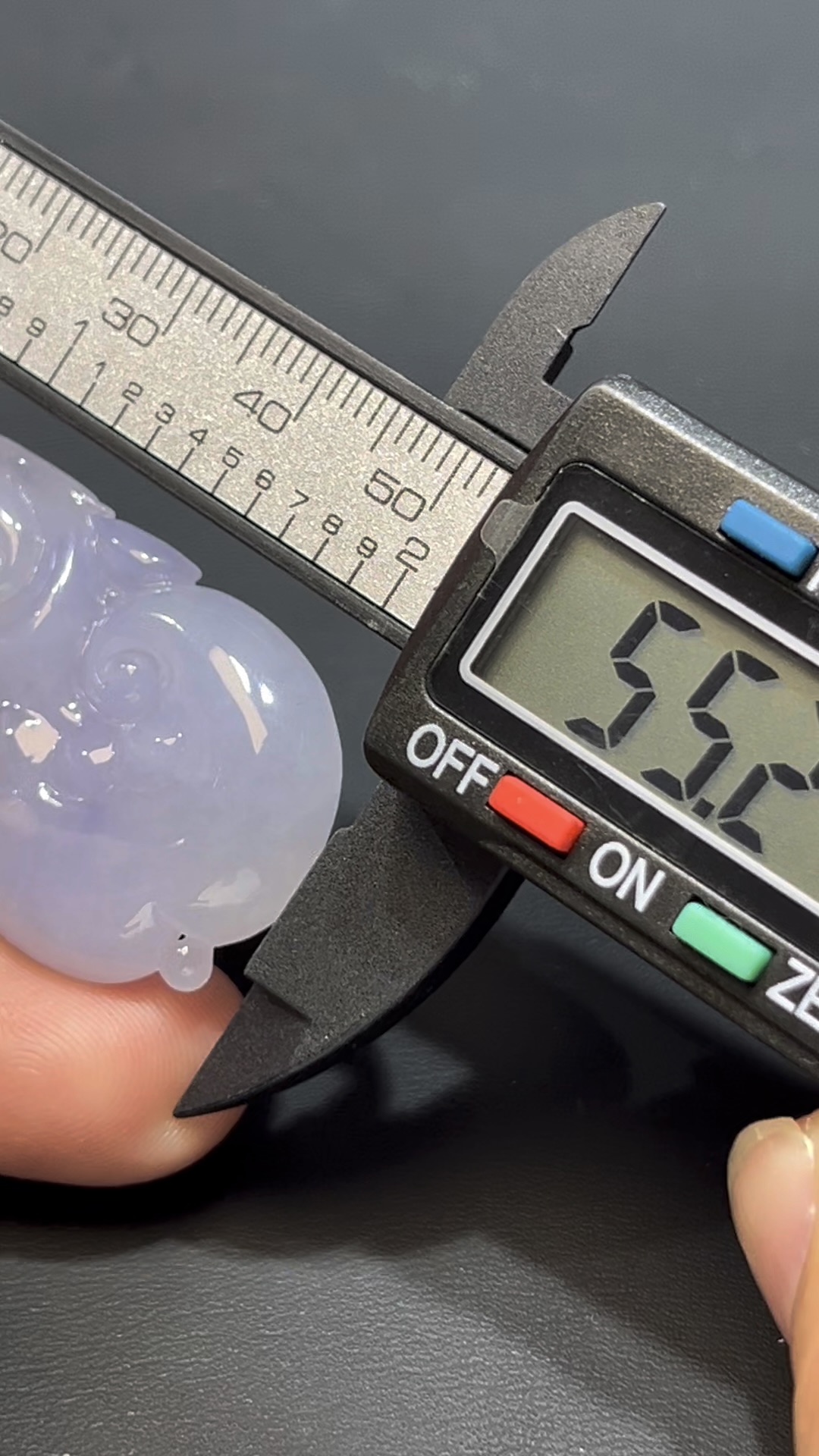 翡翠如意吊墜|紫色翡翠 × 三足蟾雕刻 × 18K白金鑲嵌 × 如意吉祥精品推薦 #817 7 翡翠如意吊墜|紫色翡翠 × 三足蟾雕刻 × 18K白金鑲嵌 × 如意吉祥精品推薦 #817 - Image 7