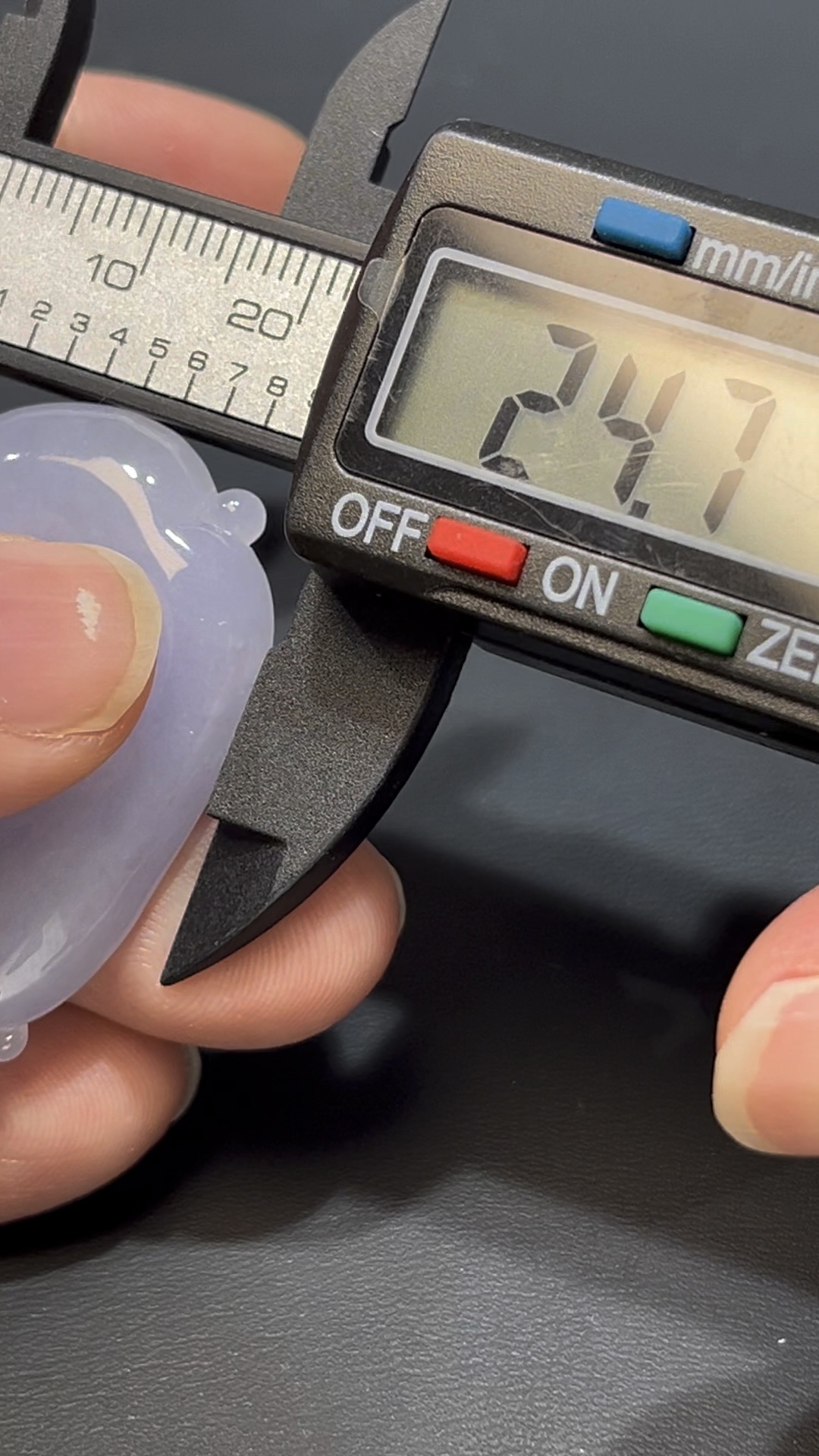 翡翠如意吊墜|紫色翡翠 × 三足蟾雕刻 × 18K白金鑲嵌 × 如意吉祥精品推薦 #817 8 翡翠如意吊墜|紫色翡翠 × 三足蟾雕刻 × 18K白金鑲嵌 × 如意吉祥精品推薦 #817 - Image 8