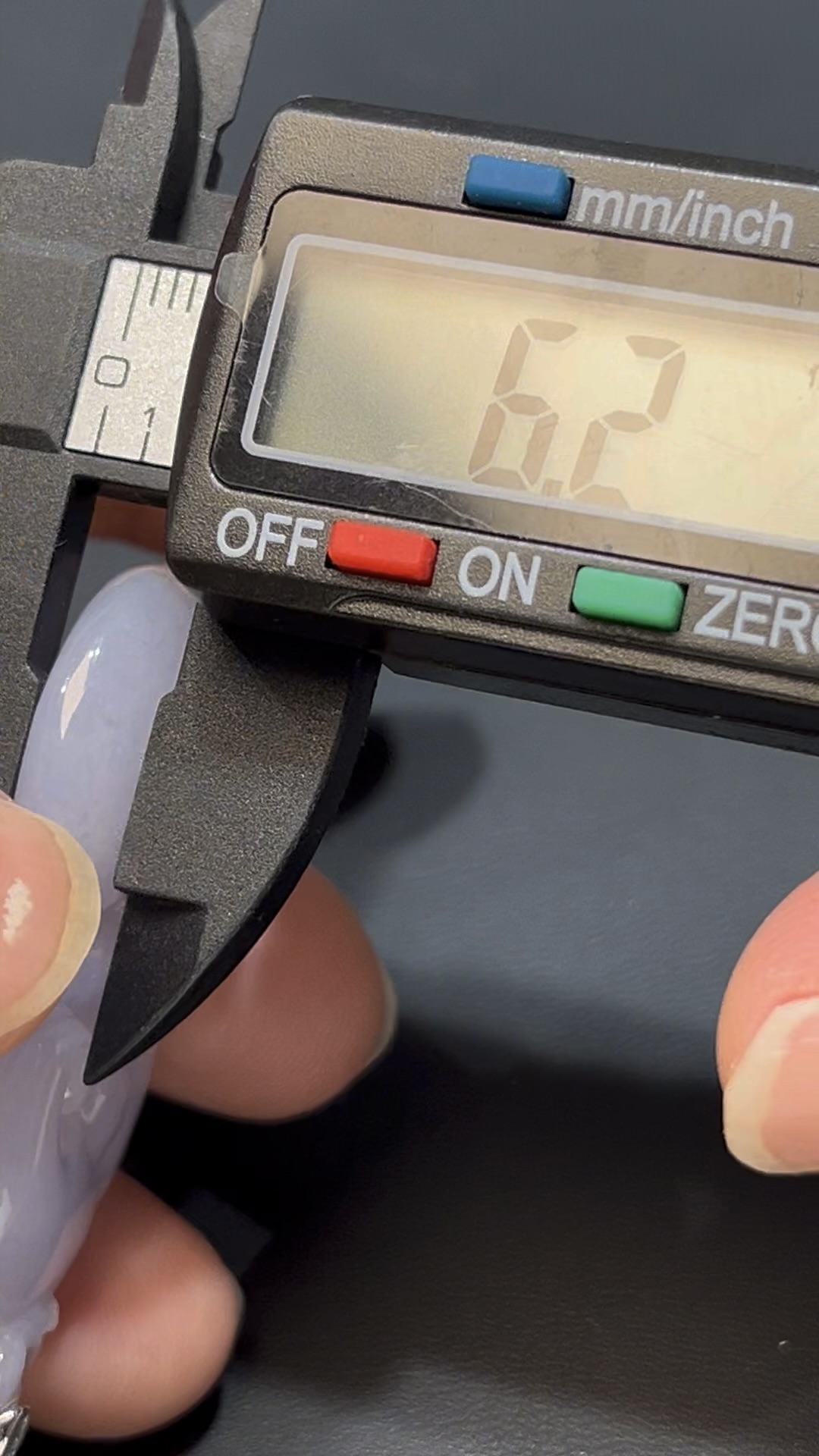 翡翠如意吊墜|紫色翡翠 × 三足蟾雕刻 × 18K白金鑲嵌 × 如意吉祥精品推薦 #817 9 翡翠如意吊墜|紫色翡翠 × 三足蟾雕刻 × 18K白金鑲嵌 × 如意吉祥精品推薦 #817 - Image 9