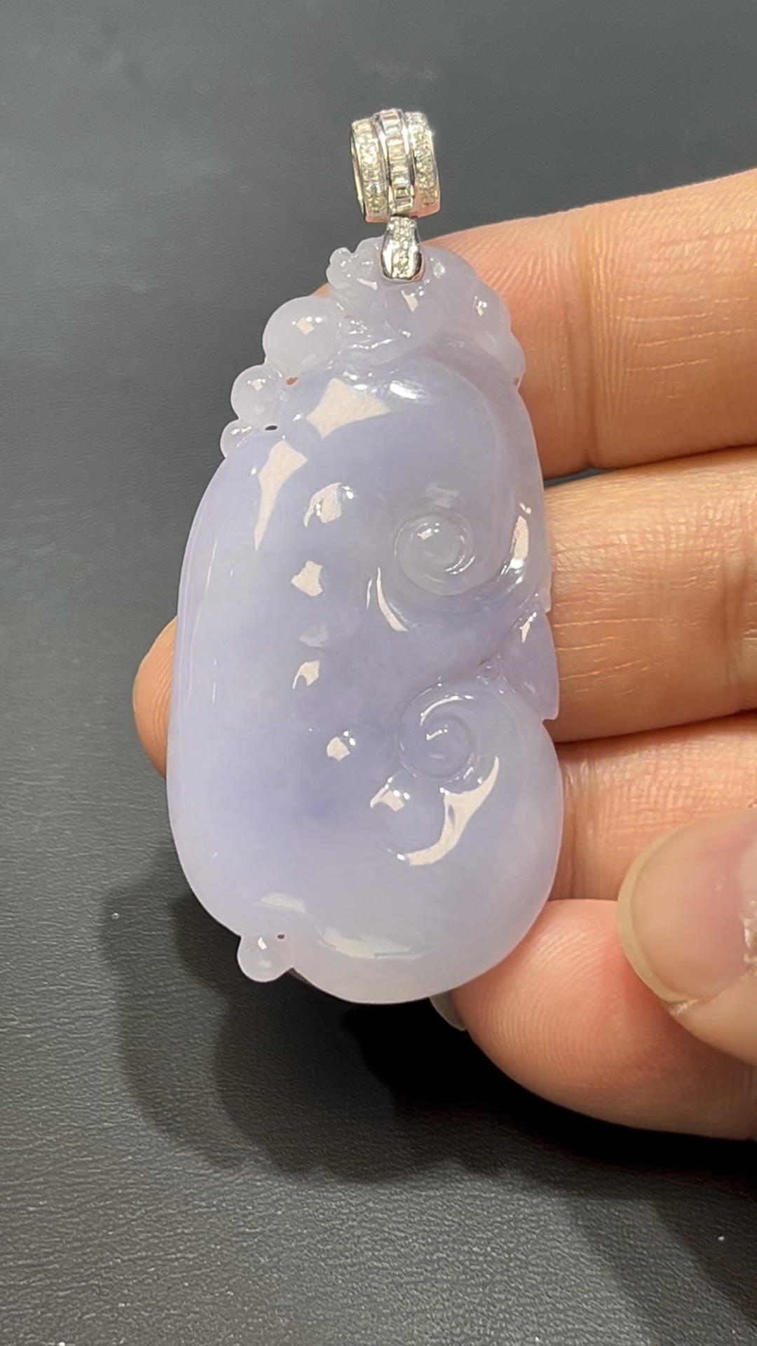 翡翠如意吊墜|紫色翡翠 × 三足蟾雕刻 × 18K白金鑲嵌 × 如意吉祥精品推薦 #817 6 翡翠如意吊墜|紫色翡翠 × 三足蟾雕刻 × 18K白金鑲嵌 × 如意吉祥精品推薦 #817 - Image 6