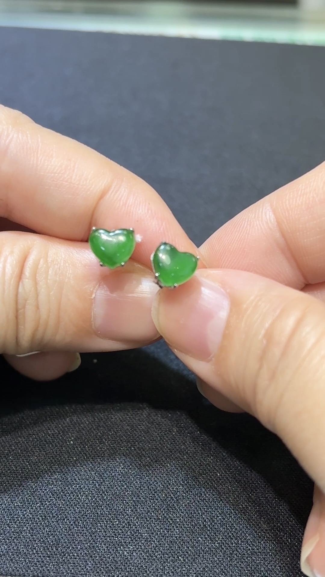 翡翠心形耳環|高綠危地馬拉翡翠 × 925銀托 × 簡約設計 × 氣質推薦 #48448 4 翡翠心形耳環|高綠危地馬拉翡翠 × 925銀托 × 簡約設計 × 氣質推薦 #48448 - Image 4