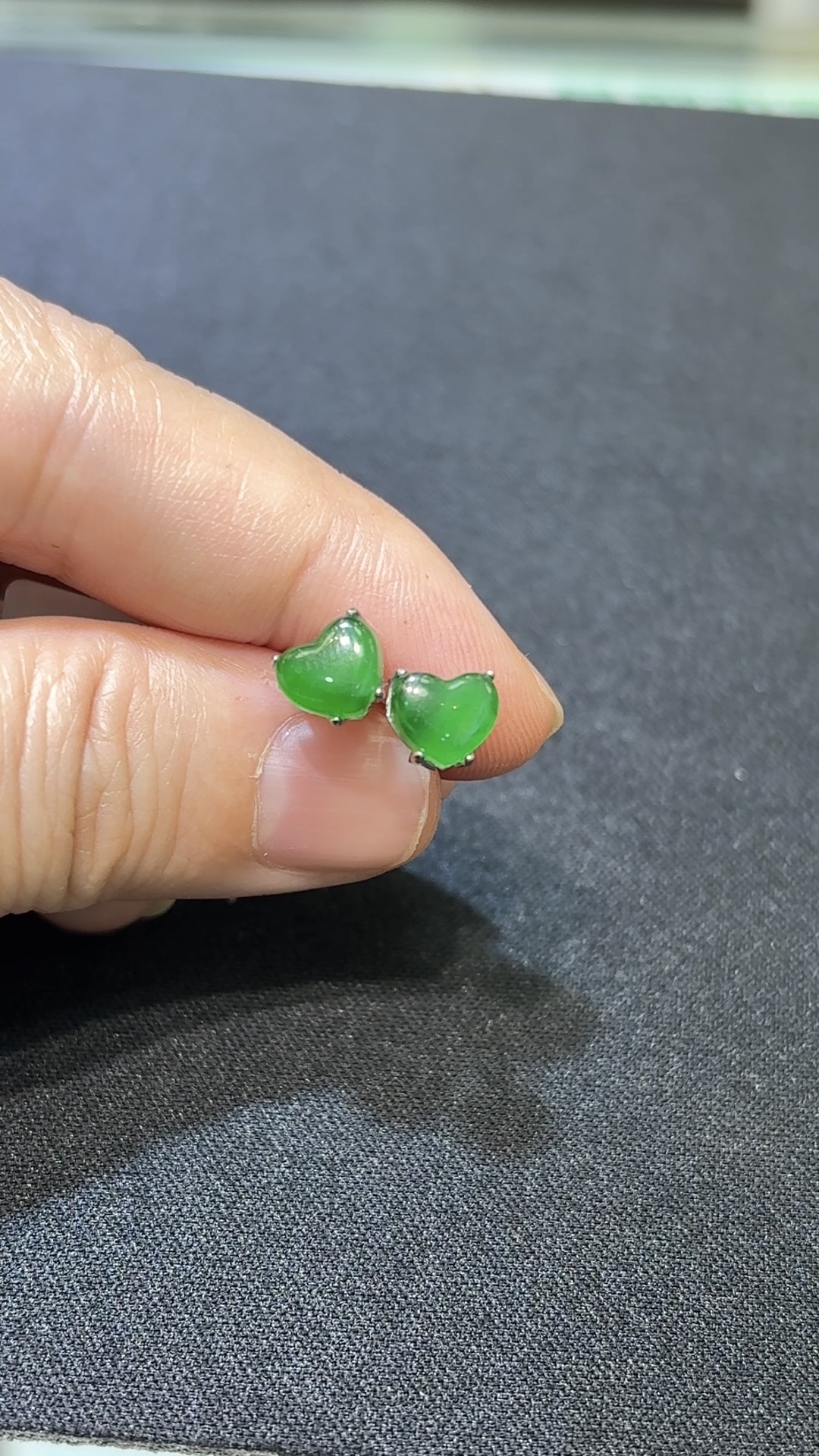翡翠心形耳環|高綠危地馬拉翡翠 × 925銀托 × 簡約設計 × 氣質推薦 #48448 5 翡翠心形耳環|高綠危地馬拉翡翠 × 925銀托 × 簡約設計 × 氣質推薦 #48448 - Image 5