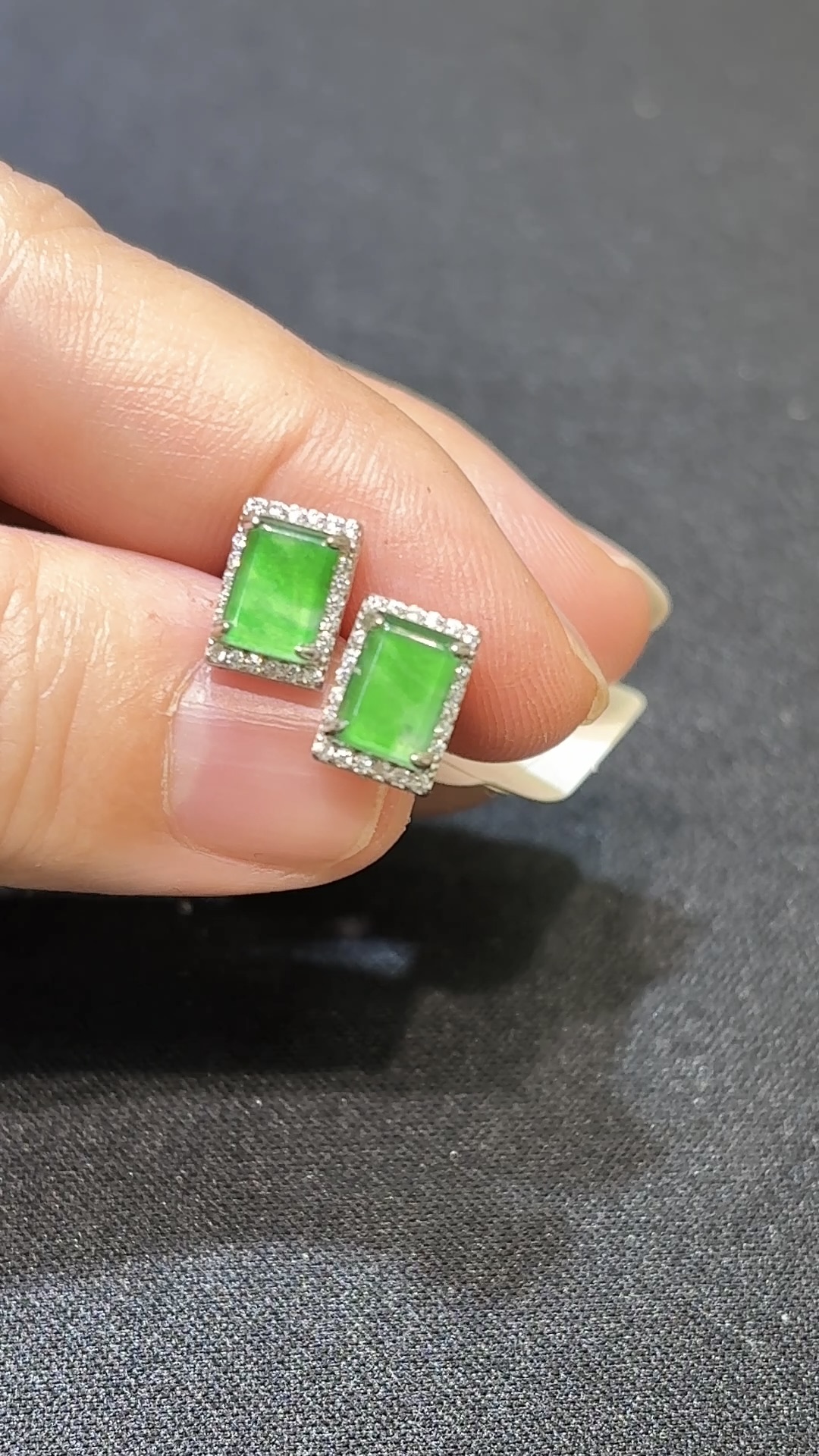 翡翠無事牌耳環|高綠危地馬拉翡翠 × 925銀托 × 水晶圍邊 × 平安守護推薦 #48496 1 翡翠無事牌耳環|高綠危地馬拉翡翠 × 925銀托 × 水晶圍邊 × 平安守護推薦 #48496