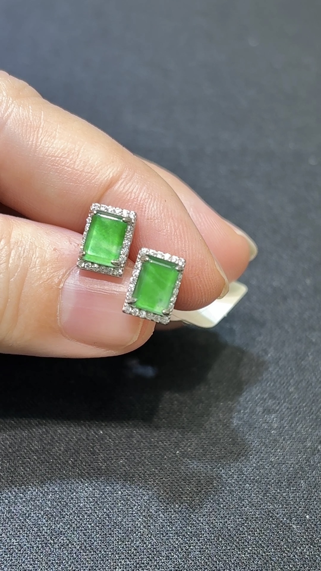 翡翠無事牌耳環|高綠危地馬拉翡翠 × 925銀托 × 水晶圍邊 × 平安守護推薦 #48496 2 翡翠無事牌耳環|高綠危地馬拉翡翠 × 925銀托 × 水晶圍邊 × 平安守護推薦 #48496 - Image 2