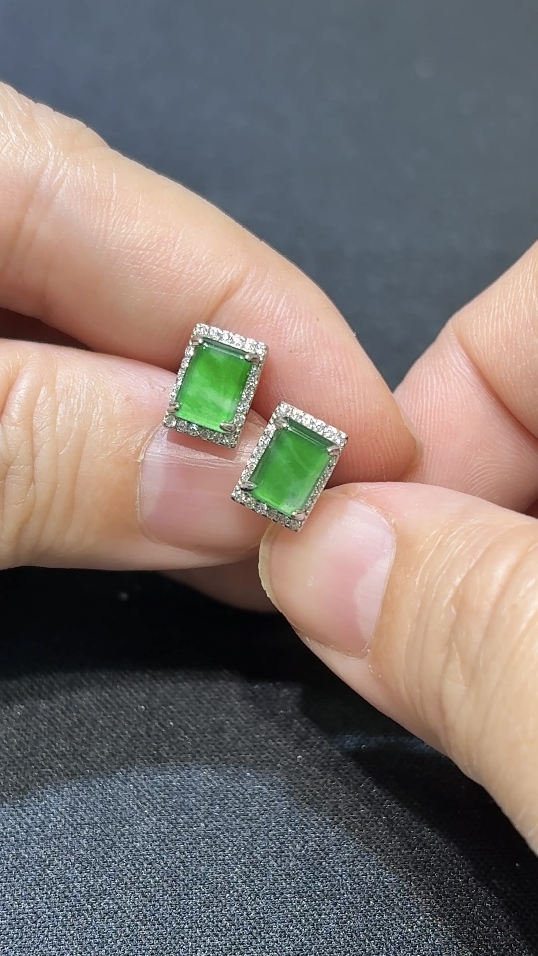 翡翠無事牌耳環|高綠危地馬拉翡翠 × 925銀托 × 水晶圍邊 × 平安守護推薦 #48496 3 翡翠無事牌耳環|高綠危地馬拉翡翠 × 925銀托 × 水晶圍邊 × 平安守護推薦 #48496 - Image 3