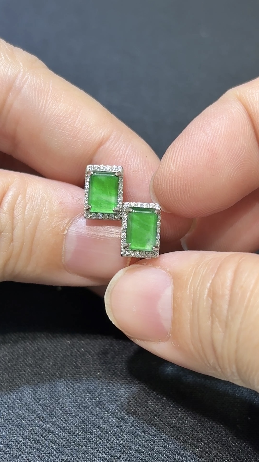 翡翠無事牌耳環|高綠危地馬拉翡翠 × 925銀托 × 水晶圍邊 × 平安守護推薦 #48496 4 翡翠無事牌耳環|高綠危地馬拉翡翠 × 925銀托 × 水晶圍邊 × 平安守護推薦 #48496 - Image 4