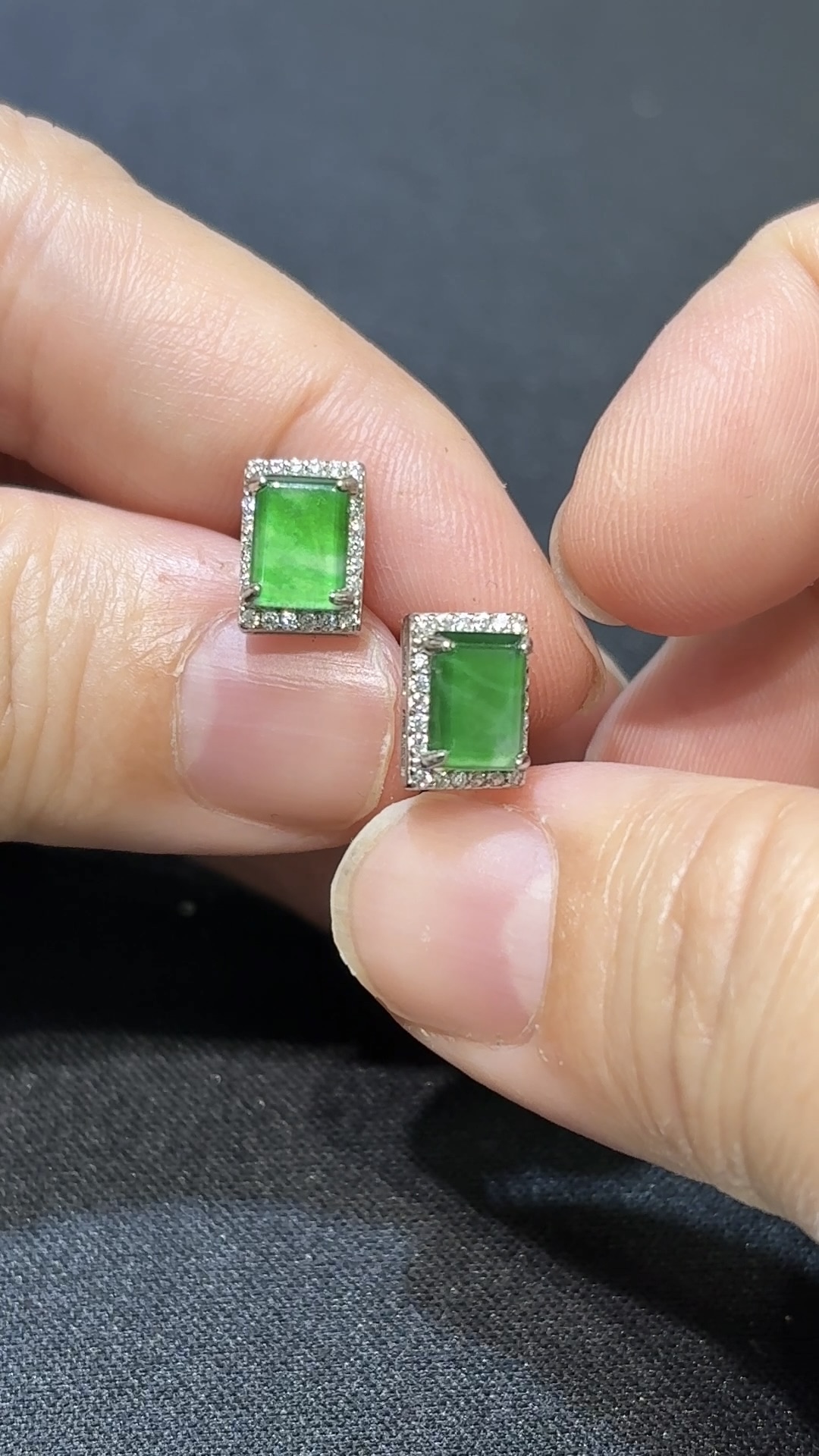 翡翠無事牌耳環|高綠危地馬拉翡翠 × 925銀托 × 水晶圍邊 × 平安守護推薦 #48496 5 翡翠無事牌耳環|高綠危地馬拉翡翠 × 925銀托 × 水晶圍邊 × 平安守護推薦 #48496 - Image 5