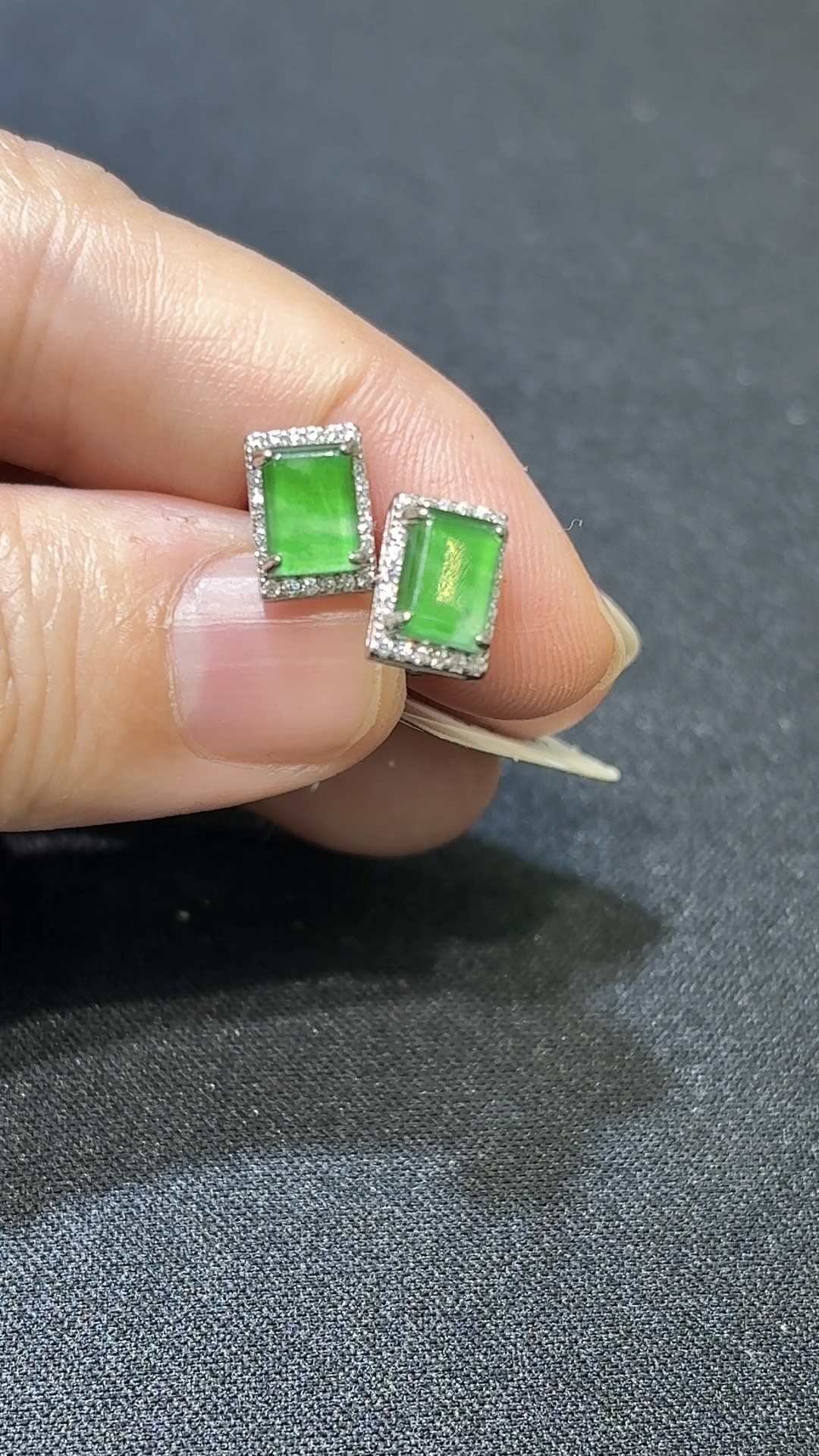 翡翠無事牌耳環|高綠危地馬拉翡翠 × 925銀托 × 水晶圍邊 × 平安守護推薦 #48496 6 翡翠無事牌耳環|高綠危地馬拉翡翠 × 925銀托 × 水晶圍邊 × 平安守護推薦 #48496 - Image 6