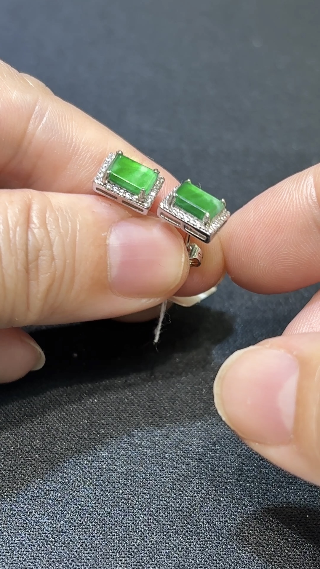 翡翠無事牌耳環|高綠危地馬拉翡翠 × 925銀托 × 水晶圍邊 × 平安守護推薦 #48496 7 翡翠無事牌耳環|高綠危地馬拉翡翠 × 925銀托 × 水晶圍邊 × 平安守護推薦 #48496 - Image 7