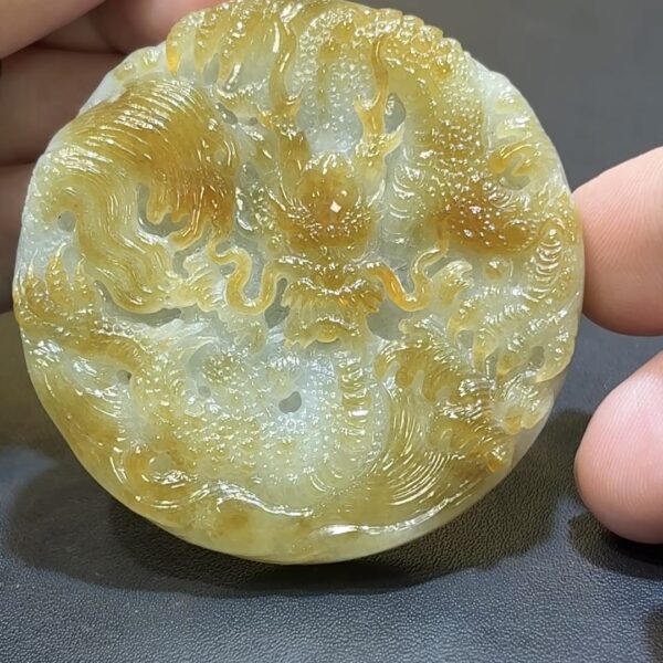 翡翠龍牌吊墜｜大件黃翡 × 神氣龍形 × 收藏級玉雕 × 權威財運推薦 SC235181