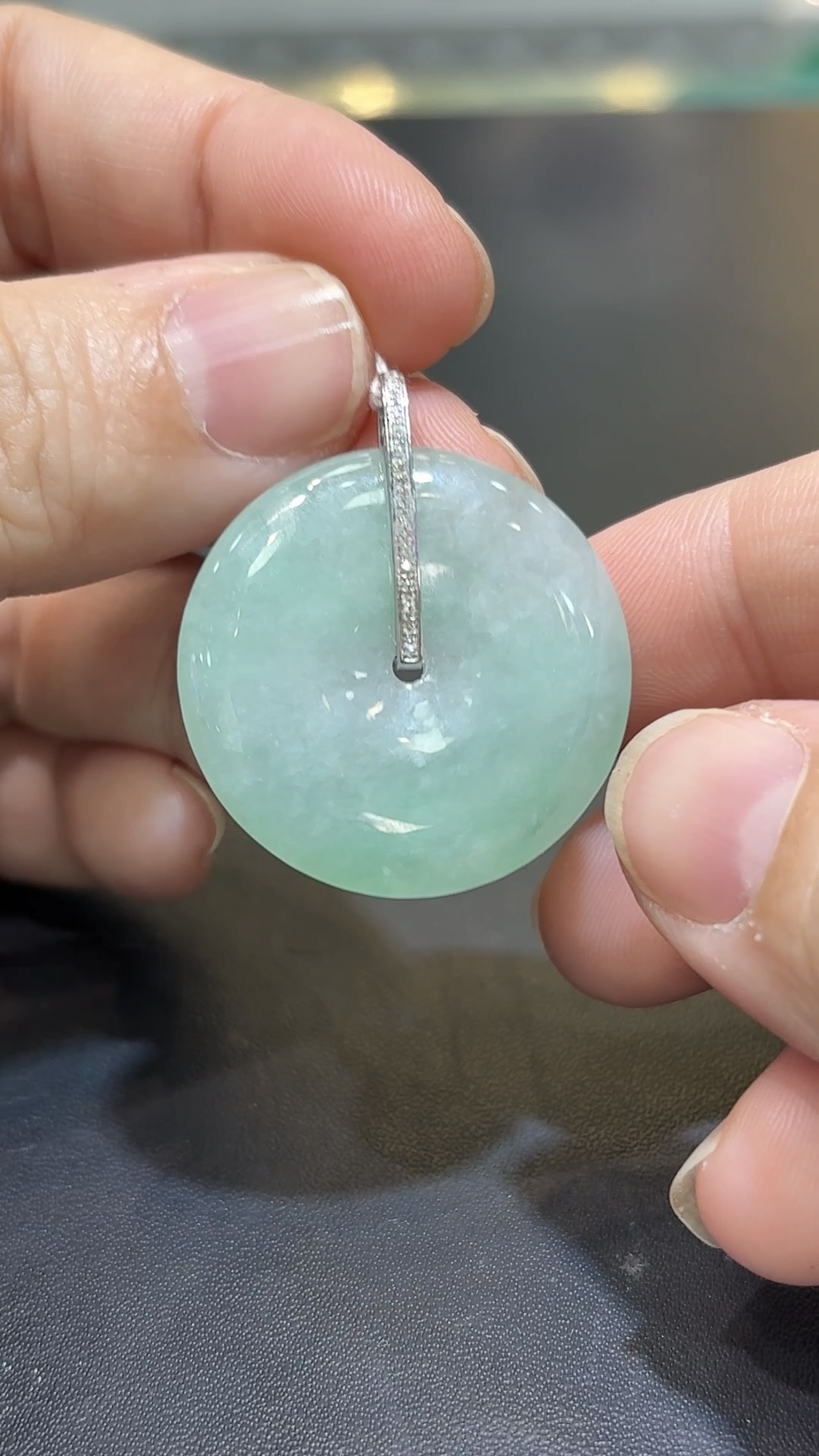 翡翠平安扣吊墜|淺綠翡翠 × 18K白金鑽石 × 簡約鑲嵌 × 日常守護推薦 GL176694 1 翡翠平安扣吊墜|淺綠翡翠 × 18K白金鑽石 × 簡約鑲嵌 × 日常守護推薦 GL176694