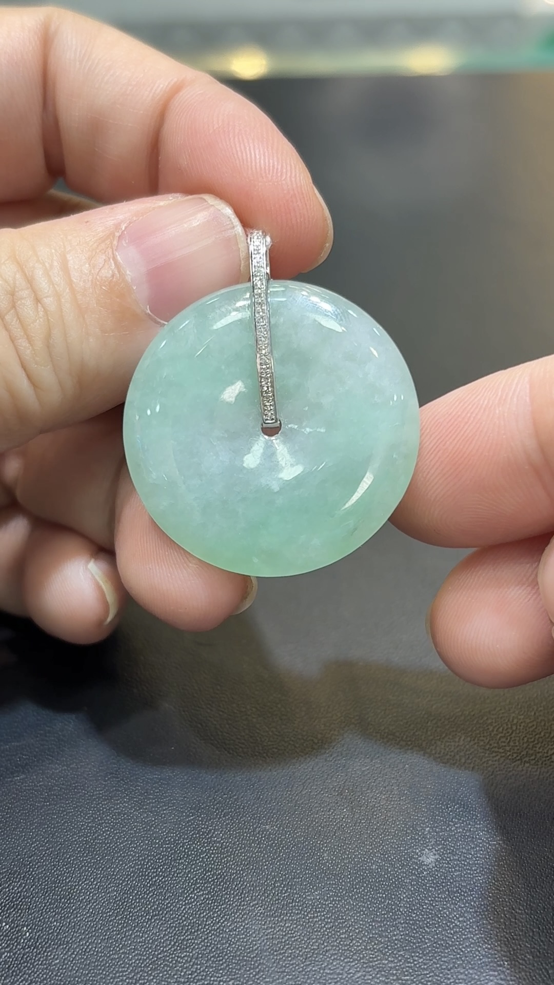 翡翠平安扣吊墜|淺綠翡翠 × 18K白金鑽石 × 簡約鑲嵌 × 日常守護推薦 GL176694 2 翡翠平安扣吊墜|淺綠翡翠 × 18K白金鑽石 × 簡約鑲嵌 × 日常守護推薦 GL176694 - Image 2