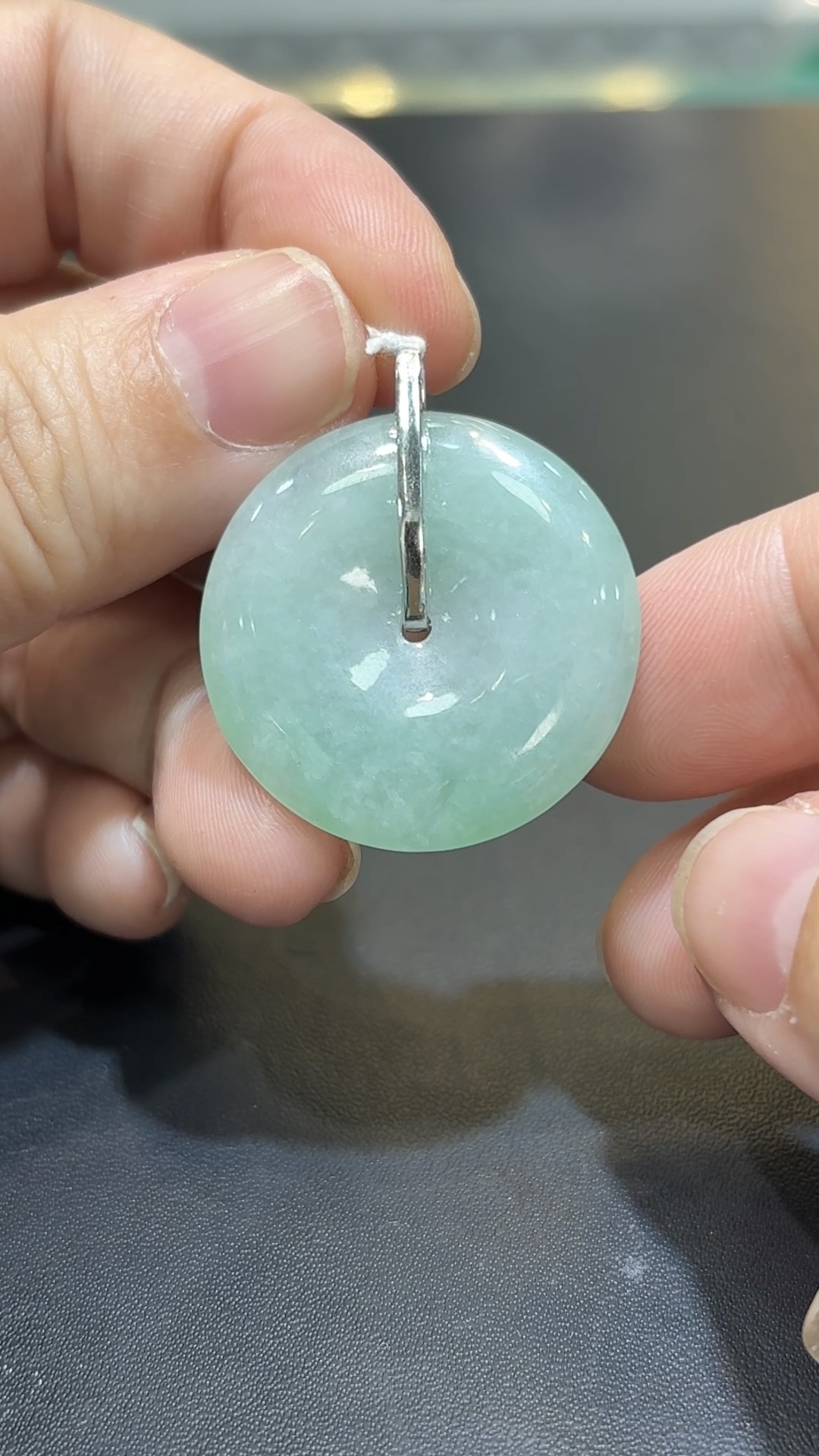 翡翠平安扣吊墜|淺綠翡翠 × 18K白金鑽石 × 簡約鑲嵌 × 日常守護推薦 GL176694 3 翡翠平安扣吊墜|淺綠翡翠 × 18K白金鑽石 × 簡約鑲嵌 × 日常守護推薦 GL176694 - Image 3