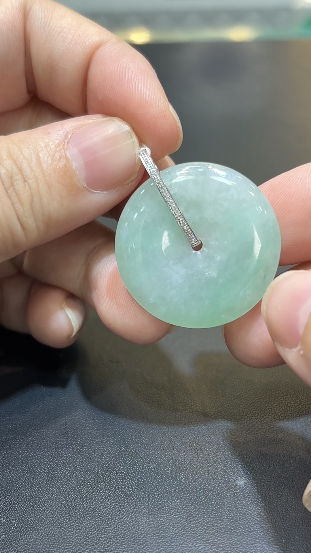 翡翠平安扣吊墜|淺綠翡翠 × 18K白金鑽石 × 簡約鑲嵌 × 日常守護推薦 GL176694 4 翡翠平安扣吊墜|淺綠翡翠 × 18K白金鑽石 × 簡約鑲嵌 × 日常守護推薦 GL176694 - Image 4