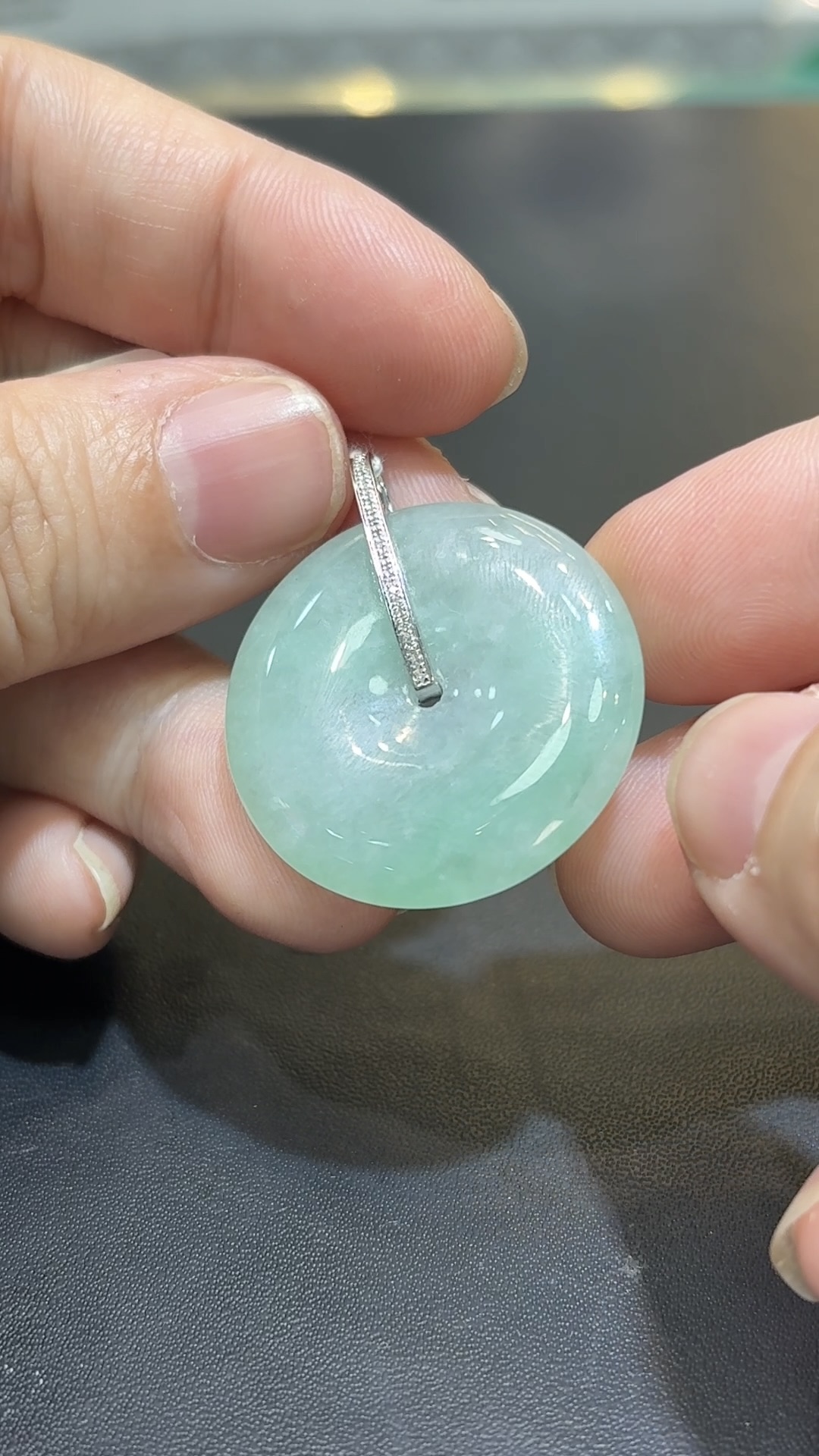 翡翠平安扣吊墜|淺綠翡翠 × 18K白金鑽石 × 簡約鑲嵌 × 日常守護推薦 GL176694 5 翡翠平安扣吊墜|淺綠翡翠 × 18K白金鑽石 × 簡約鑲嵌 × 日常守護推薦 GL176694 - Image 5