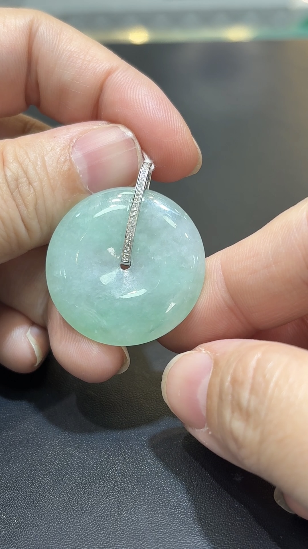 翡翠平安扣吊墜|淺綠翡翠 × 18K白金鑽石 × 簡約鑲嵌 × 日常守護推薦 GL176694 6 翡翠平安扣吊墜|淺綠翡翠 × 18K白金鑽石 × 簡約鑲嵌 × 日常守護推薦 GL176694 - Image 6