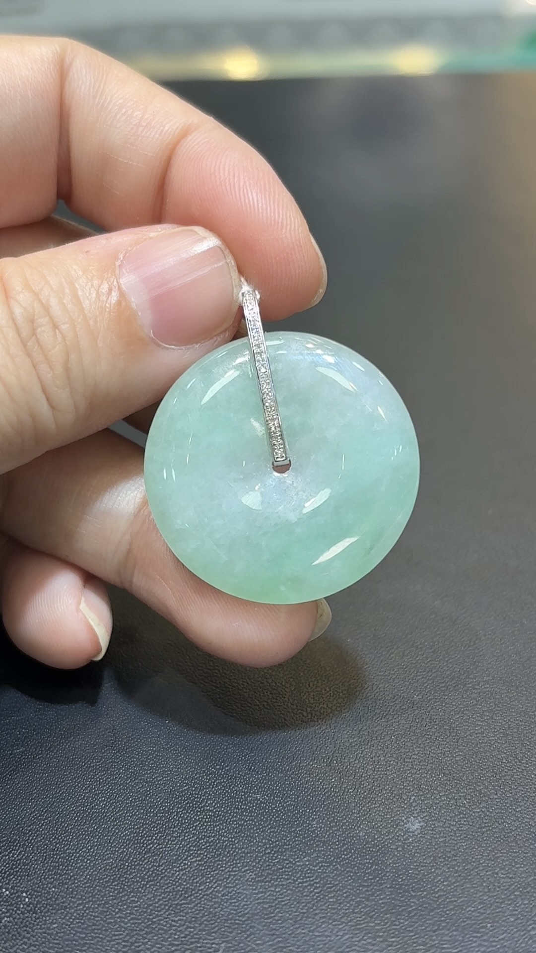 翡翠平安扣吊墜|淺綠翡翠 × 18K白金鑽石 × 簡約鑲嵌 × 日常守護推薦 GL176694 7 翡翠平安扣吊墜|淺綠翡翠 × 18K白金鑽石 × 簡約鑲嵌 × 日常守護推薦 GL176694 - Image 7