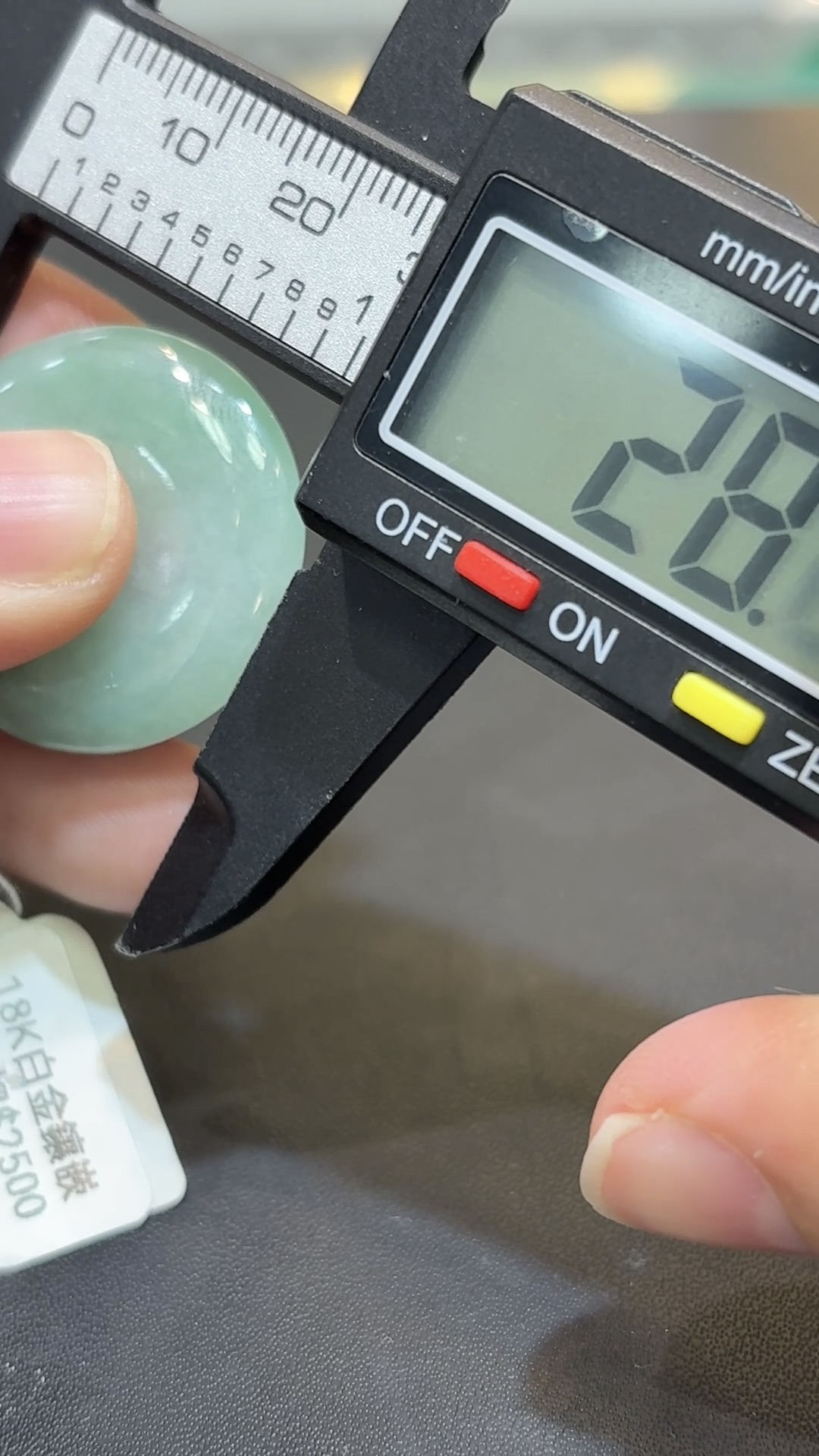 翡翠平安扣吊墜|淺綠翡翠 × 18K白金鑽石 × 簡約鑲嵌 × 日常守護推薦 GL176694 8 翡翠平安扣吊墜|淺綠翡翠 × 18K白金鑽石 × 簡約鑲嵌 × 日常守護推薦 GL176694 - Image 8