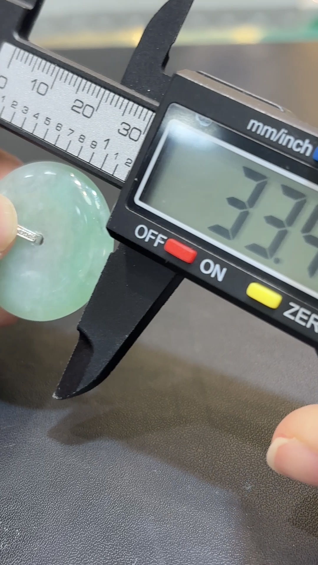 翡翠平安扣吊墜|淺綠翡翠 × 18K白金鑽石 × 簡約鑲嵌 × 日常守護推薦 GL176694 9 翡翠平安扣吊墜|淺綠翡翠 × 18K白金鑽石 × 簡約鑲嵌 × 日常守護推薦 GL176694 - Image 9