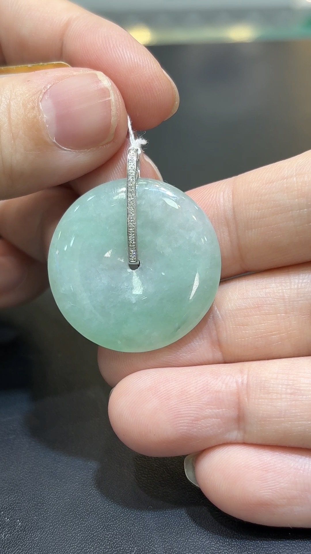 翡翠平安扣吊墜|淺綠翡翠 × 18K白金鑽石 × 簡約鑲嵌 × 日常守護推薦 GL176694 11 翡翠平安扣吊墜|淺綠翡翠 × 18K白金鑽石 × 簡約鑲嵌 × 日常守護推薦 GL176694 - Image 11