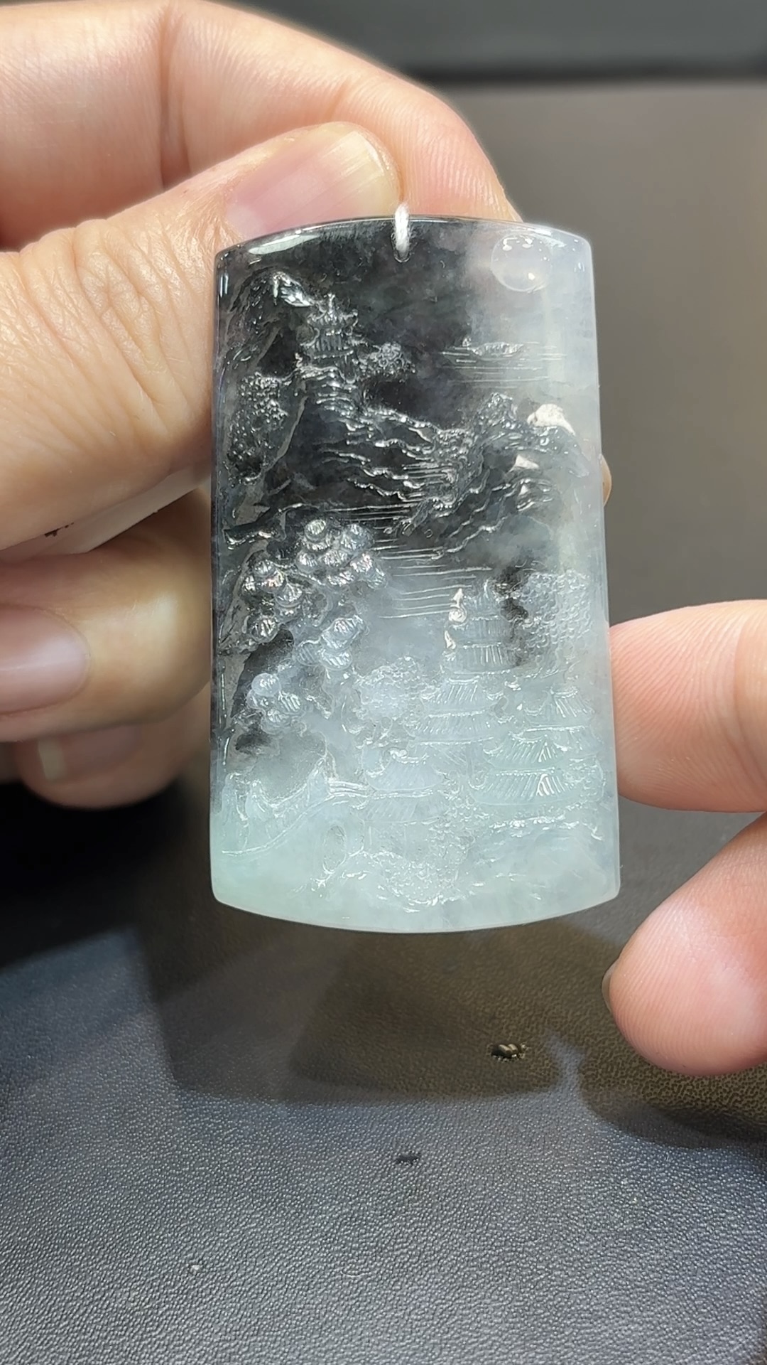 翡翠山水牌吊墜|烏雞種翡翠 × 潑墨山水意境 × 藝術收藏推薦 GL174234 2 翡翠山水牌吊墜|烏雞種翡翠 × 潑墨山水意境 × 藝術收藏推薦 GL174234 - Image 2