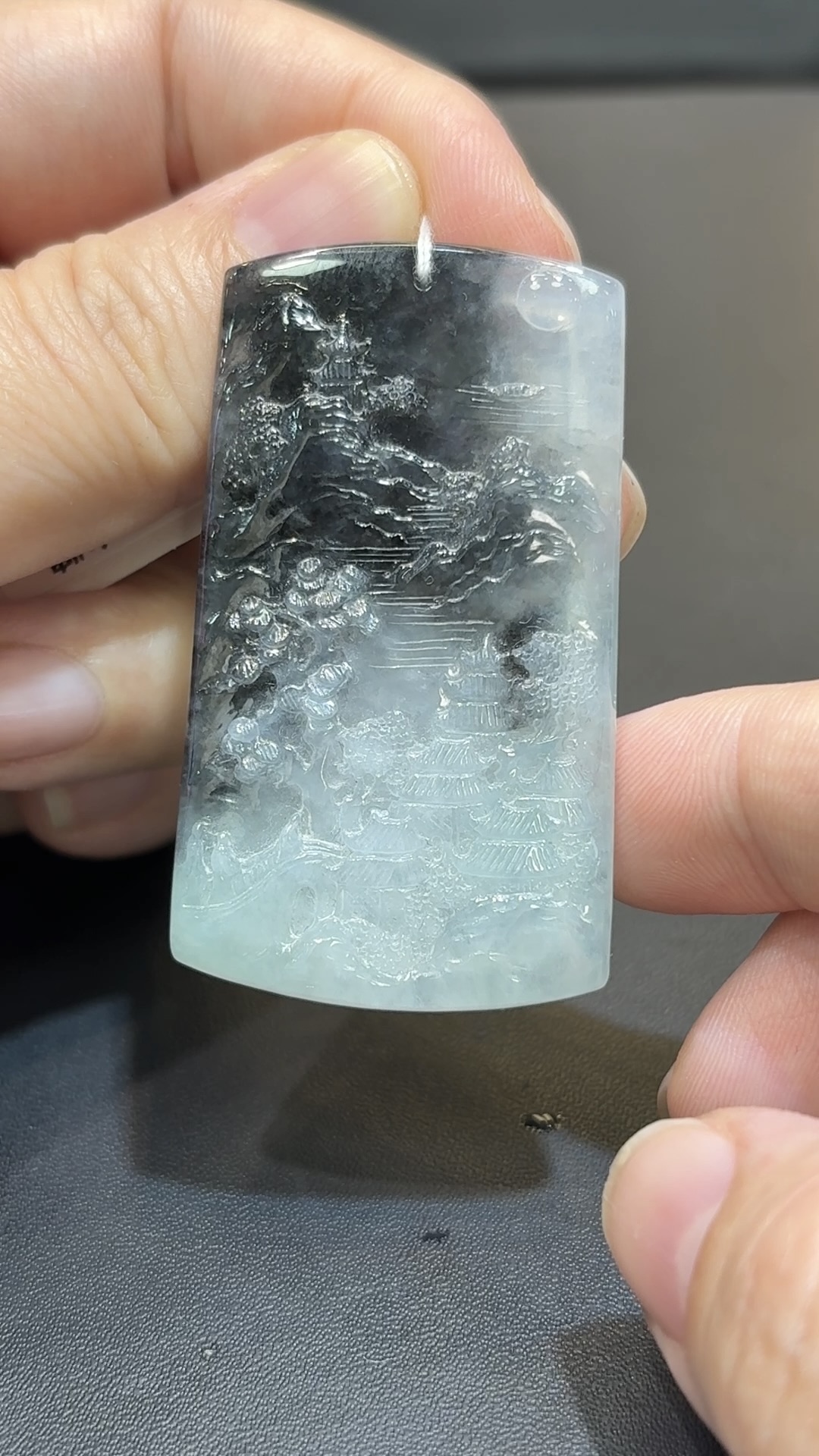 翡翠山水牌吊墜|烏雞種翡翠 × 潑墨山水意境 × 藝術收藏推薦 GL174234 3 翡翠山水牌吊墜|烏雞種翡翠 × 潑墨山水意境 × 藝術收藏推薦 GL174234 - Image 3