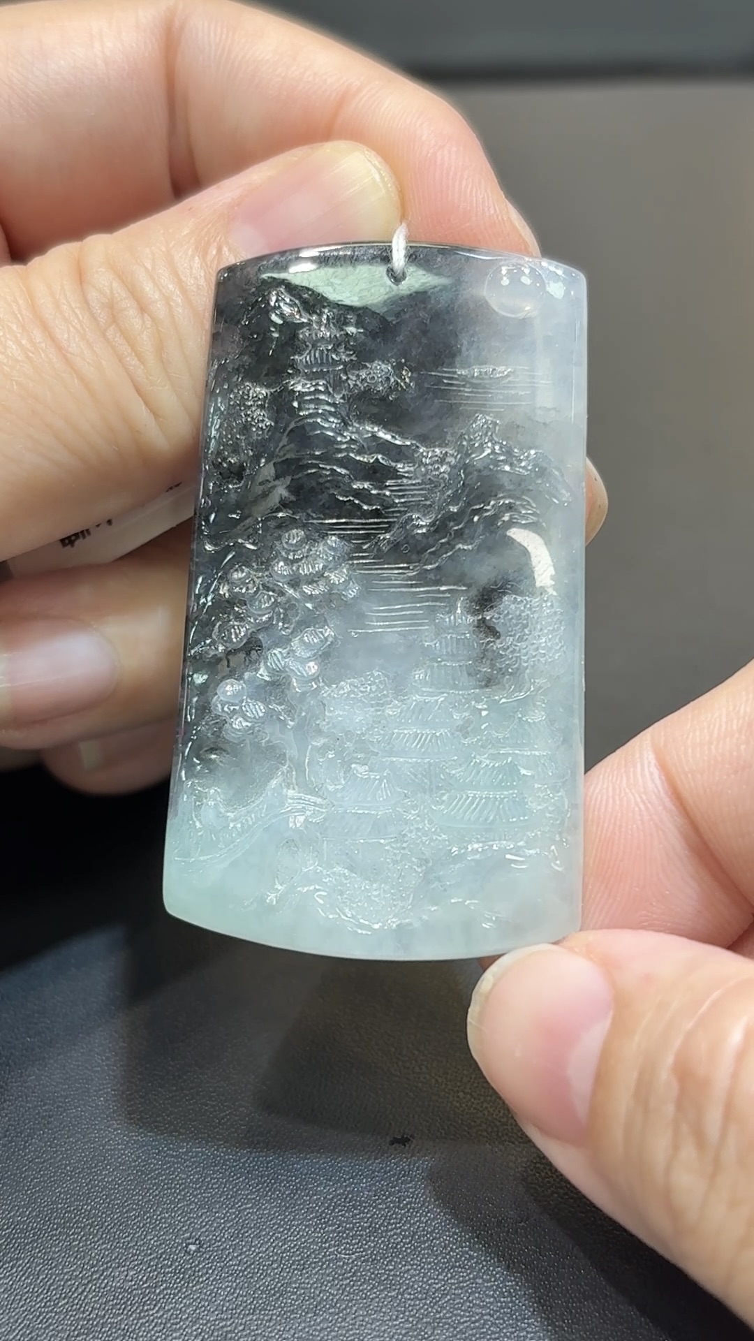 翡翠山水牌吊墜|烏雞種翡翠 × 潑墨山水意境 × 藝術收藏推薦 GL174234 4 翡翠山水牌吊墜|烏雞種翡翠 × 潑墨山水意境 × 藝術收藏推薦 GL174234 - Image 4