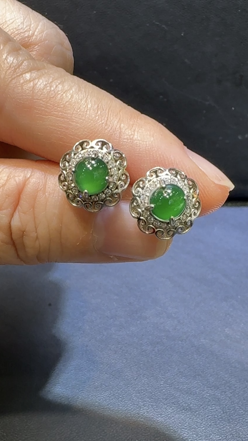 翡翠高綠蛋面耳環|危地馬拉翡翠 × 蕾絲銀托 × 復古氣質推薦 #48504 2 翡翠高綠蛋面耳環|危地馬拉翡翠 × 蕾絲銀托 × 復古氣質推薦 #48504 - Image 2