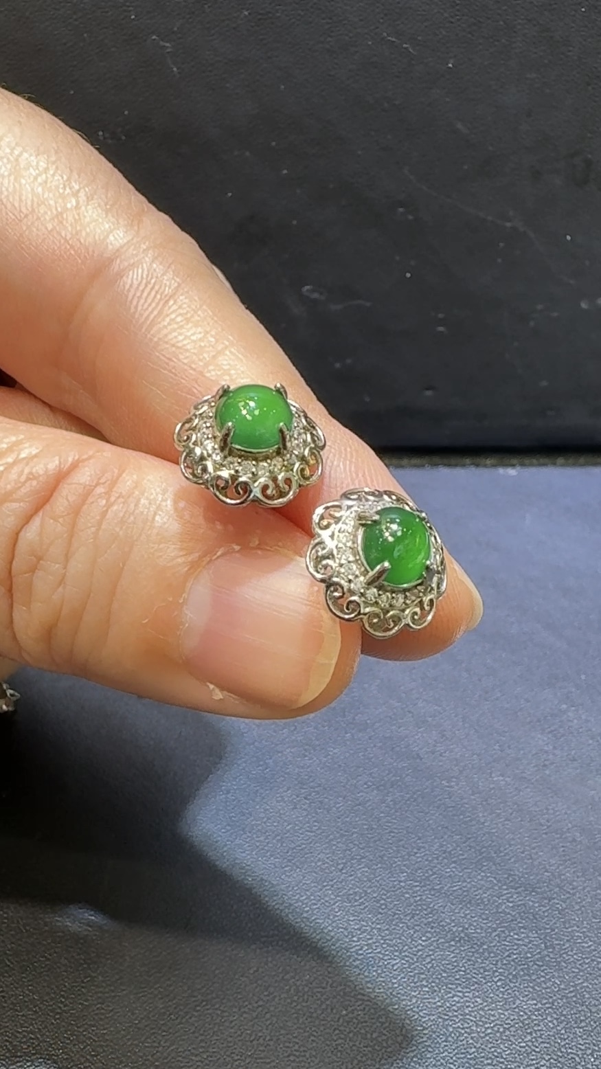 翡翠高綠蛋面耳環|危地馬拉翡翠 × 蕾絲銀托 × 復古氣質推薦 #48504 4 翡翠高綠蛋面耳環|危地馬拉翡翠 × 蕾絲銀托 × 復古氣質推薦 #48504 - Image 4