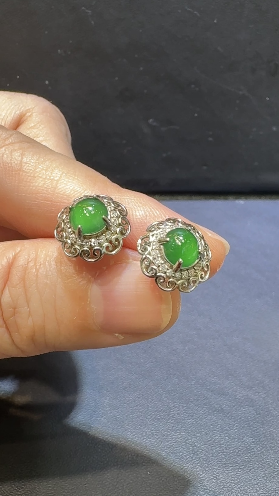 翡翠高綠蛋面耳環|危地馬拉翡翠 × 蕾絲銀托 × 復古氣質推薦 #48504 5 翡翠高綠蛋面耳環|危地馬拉翡翠 × 蕾絲銀托 × 復古氣質推薦 #48504 - Image 5