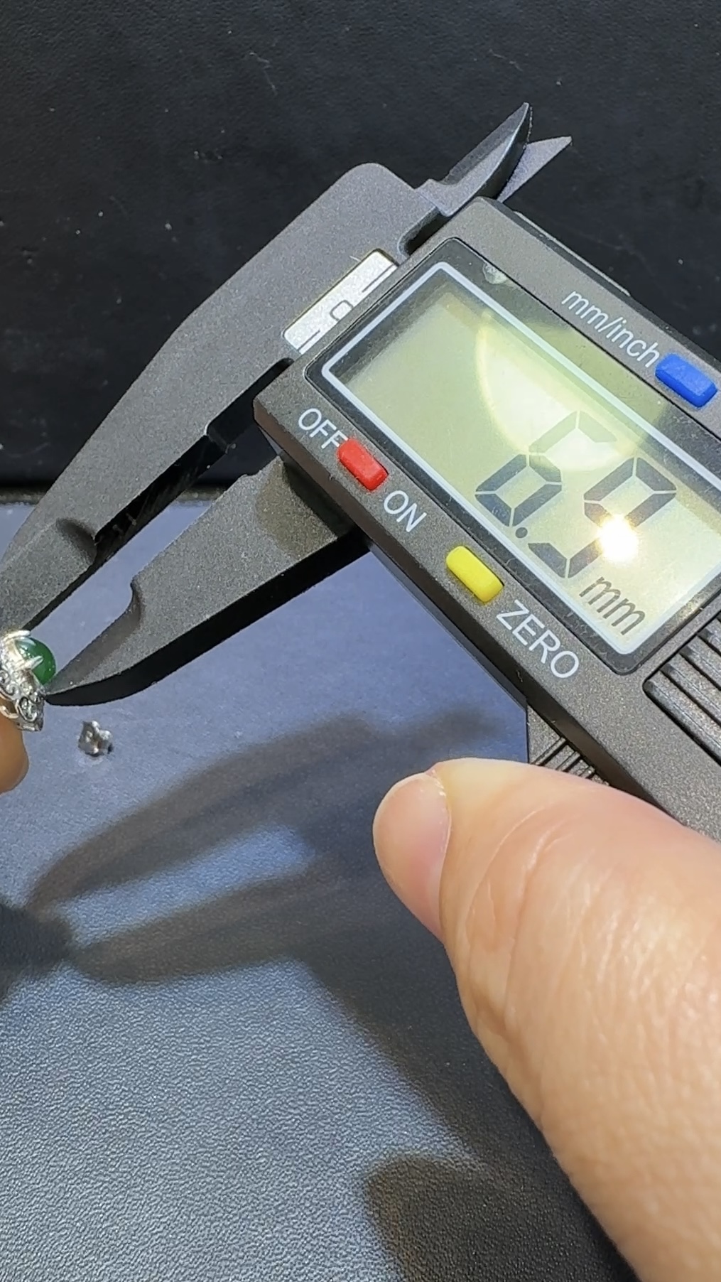 翡翠高綠蛋面耳環|危地馬拉翡翠 × 蕾絲銀托 × 復古氣質推薦 #48504 7 翡翠高綠蛋面耳環|危地馬拉翡翠 × 蕾絲銀托 × 復古氣質推薦 #48504 - Image 7