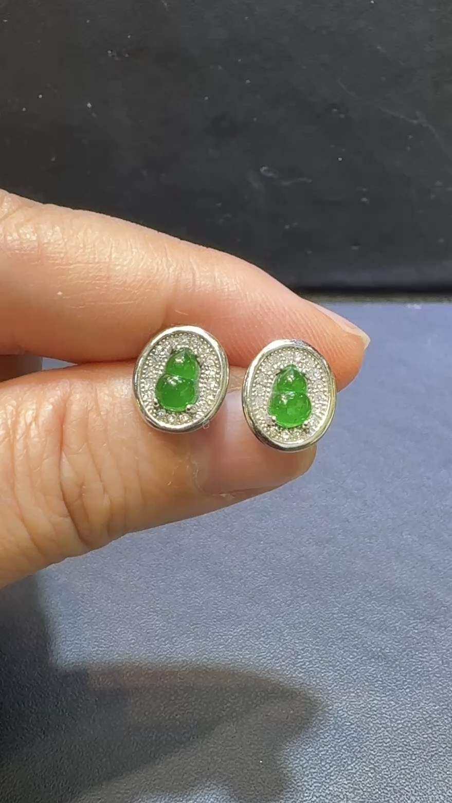 翡翠葫蘆耳環|高綠危地馬拉翡翠 × 銀托碗形設計 × 水晶點綴 × 福氣時尚推薦 #48503 2 翡翠葫蘆耳環|高綠危地馬拉翡翠 × 銀托碗形設計 × 水晶點綴 × 福氣時尚推薦 #48503 - Image 2