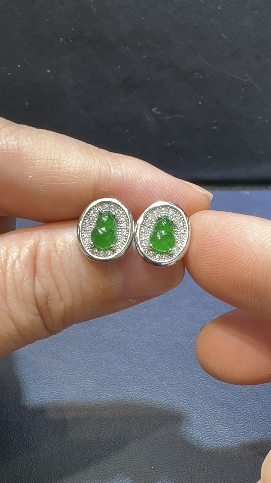 翡翠葫蘆耳環|高綠危地馬拉翡翠 × 銀托碗形設計 × 水晶點綴 × 福氣時尚推薦 #48503 1 翡翠葫蘆耳環|高綠危地馬拉翡翠 × 銀托碗形設計 × 水晶點綴 × 福氣時尚推薦 #48503