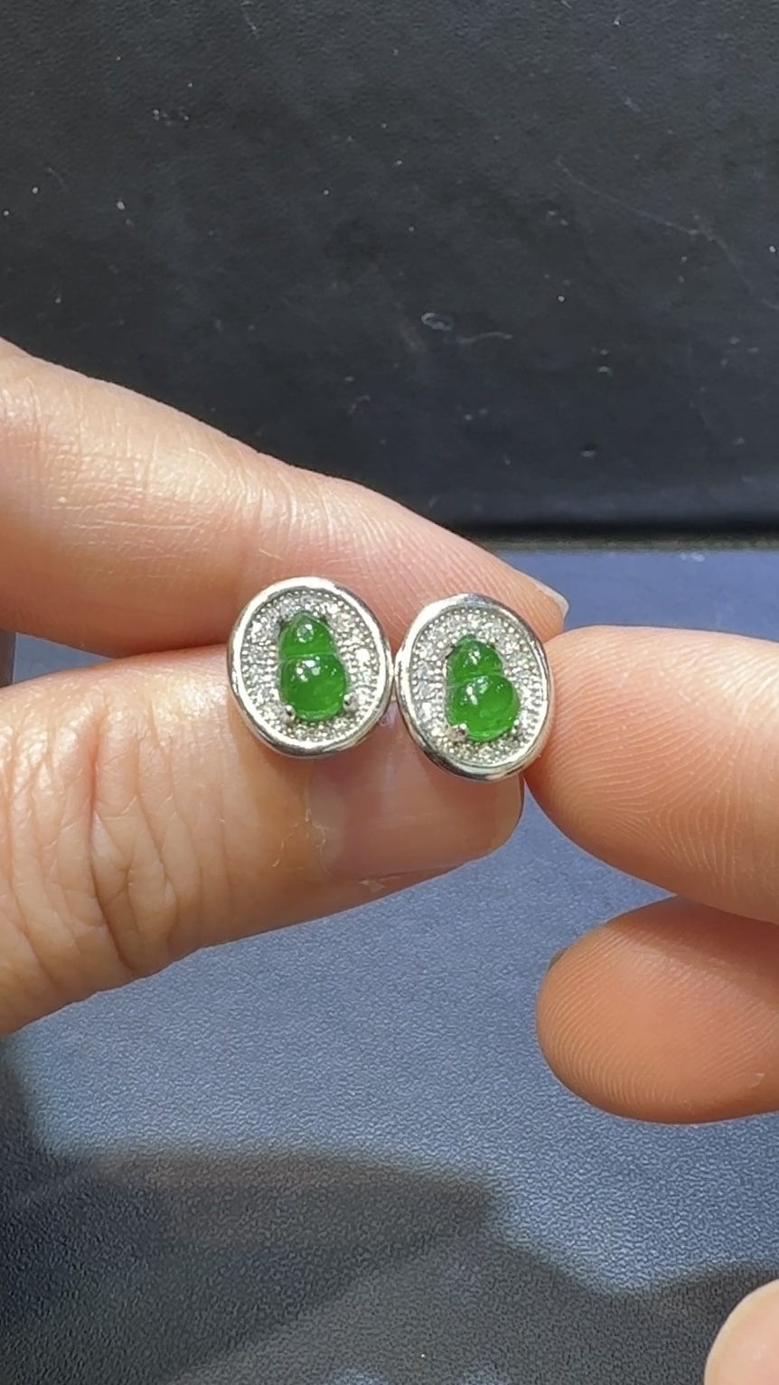 翡翠葫蘆耳環|高綠危地馬拉翡翠 × 銀托碗形設計 × 水晶點綴 × 福氣時尚推薦 #48503 3 翡翠葫蘆耳環|高綠危地馬拉翡翠 × 銀托碗形設計 × 水晶點綴 × 福氣時尚推薦 #48503 - Image 3