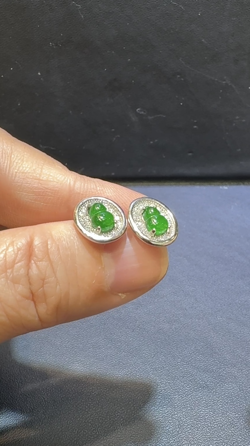 翡翠葫蘆耳環|高綠危地馬拉翡翠 × 銀托碗形設計 × 水晶點綴 × 福氣時尚推薦 #48503 4 翡翠葫蘆耳環|高綠危地馬拉翡翠 × 銀托碗形設計 × 水晶點綴 × 福氣時尚推薦 #48503 - Image 4