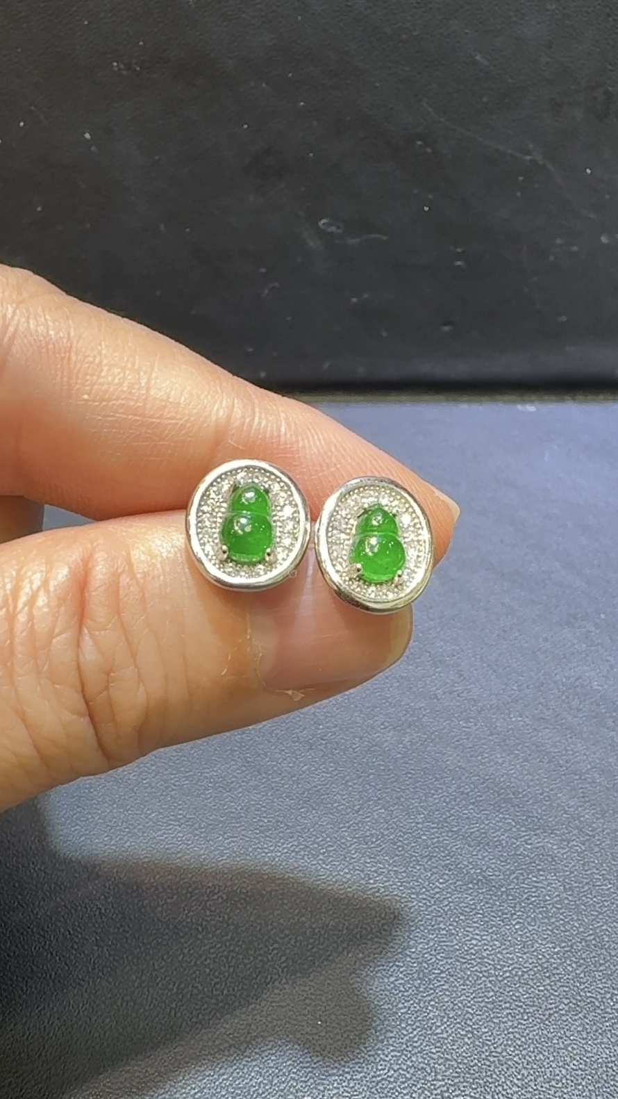 翡翠葫蘆耳環|高綠危地馬拉翡翠 × 銀托碗形設計 × 水晶點綴 × 福氣時尚推薦 #48503 5 翡翠葫蘆耳環|高綠危地馬拉翡翠 × 銀托碗形設計 × 水晶點綴 × 福氣時尚推薦 #48503 - Image 5