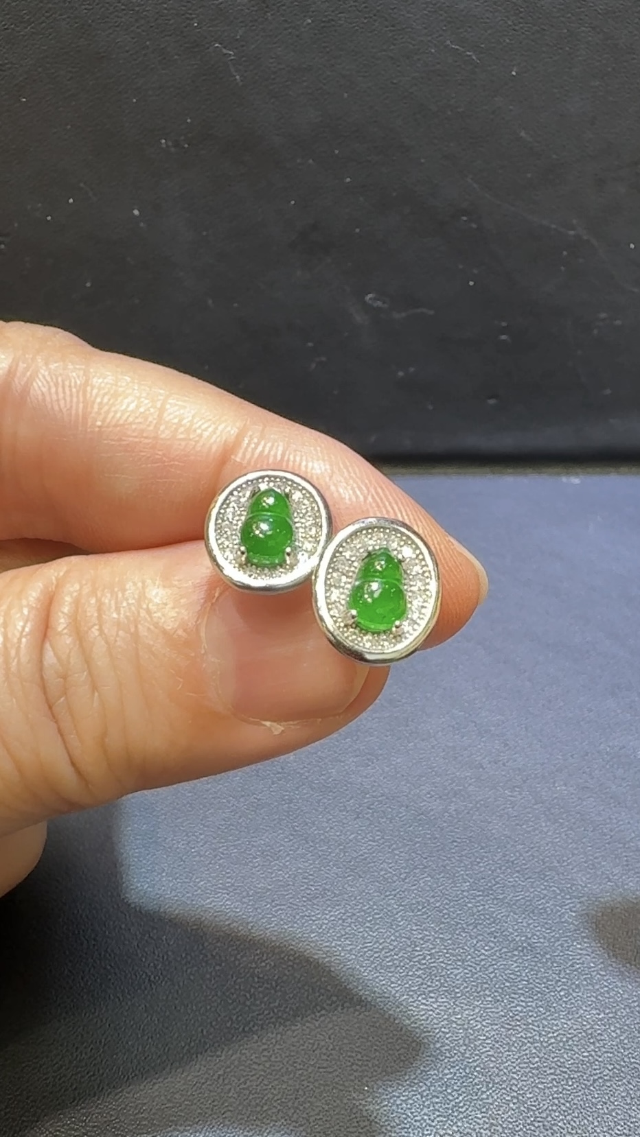 翡翠葫蘆耳環|高綠危地馬拉翡翠 × 銀托碗形設計 × 水晶點綴 × 福氣時尚推薦 #48503 6 翡翠葫蘆耳環|高綠危地馬拉翡翠 × 銀托碗形設計 × 水晶點綴 × 福氣時尚推薦 #48503 - Image 6