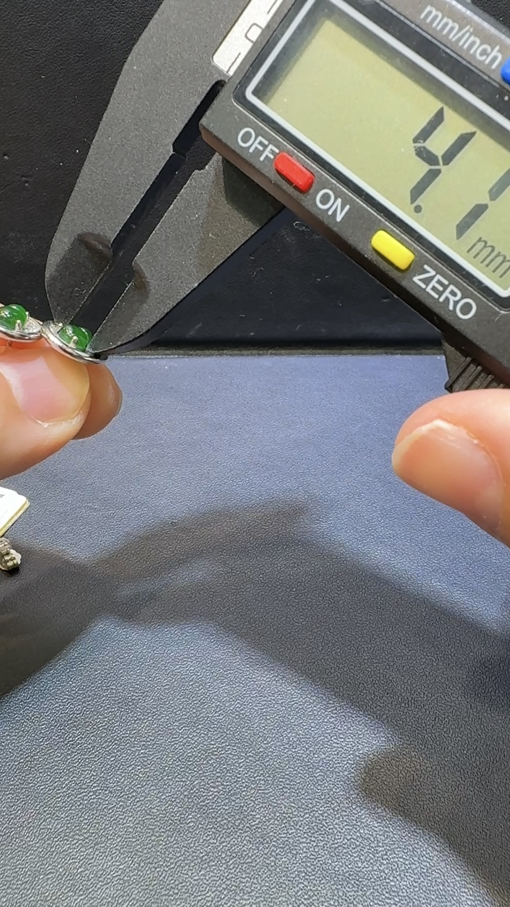 翡翠葫蘆耳環|高綠危地馬拉翡翠 × 銀托碗形設計 × 水晶點綴 × 福氣時尚推薦 #48503 8 翡翠葫蘆耳環|高綠危地馬拉翡翠 × 銀托碗形設計 × 水晶點綴 × 福氣時尚推薦 #48503 - Image 8