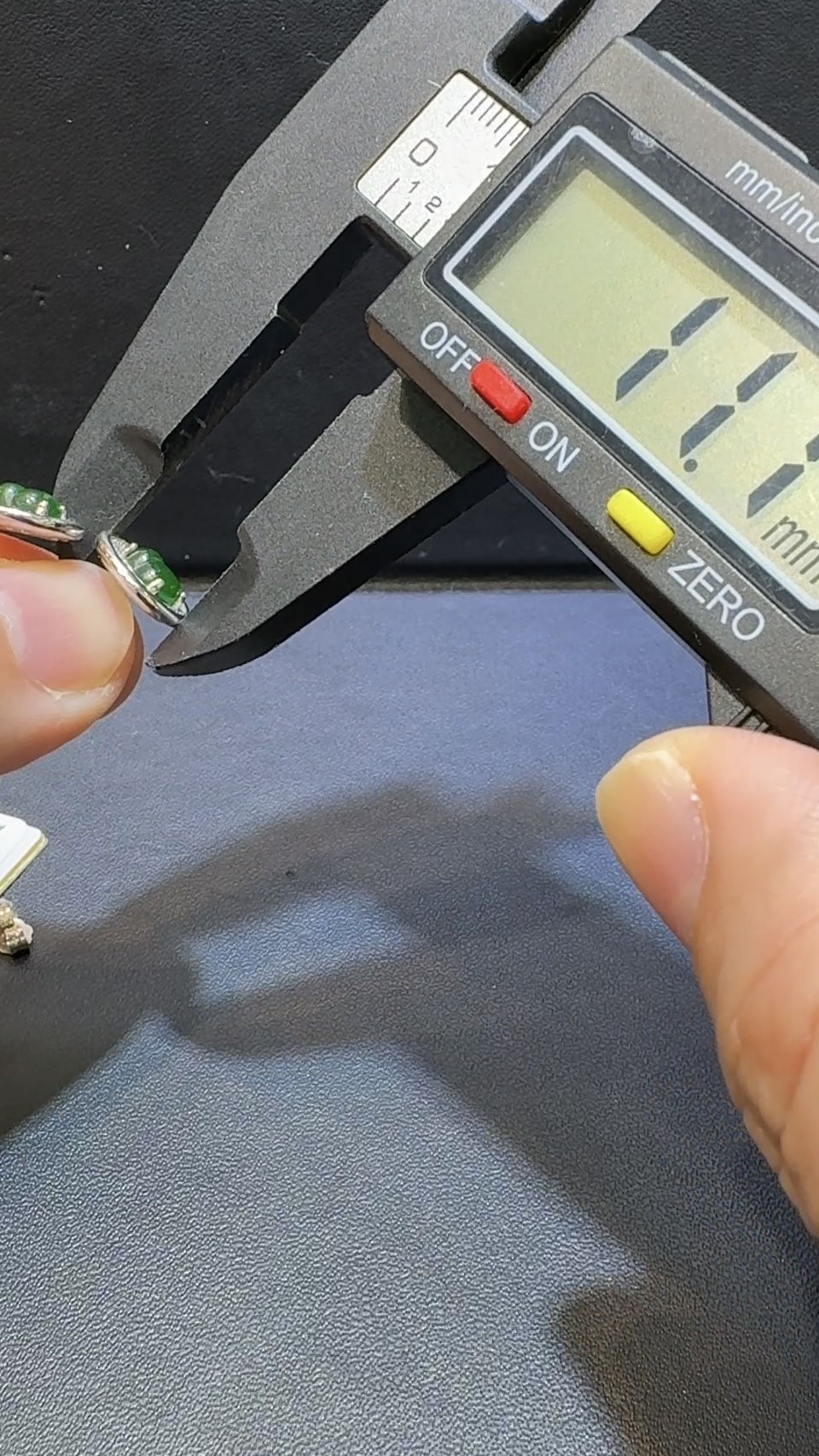 翡翠葫蘆耳環|高綠危地馬拉翡翠 × 銀托碗形設計 × 水晶點綴 × 福氣時尚推薦 #48503 9 翡翠葫蘆耳環|高綠危地馬拉翡翠 × 銀托碗形設計 × 水晶點綴 × 福氣時尚推薦 #48503 - Image 9