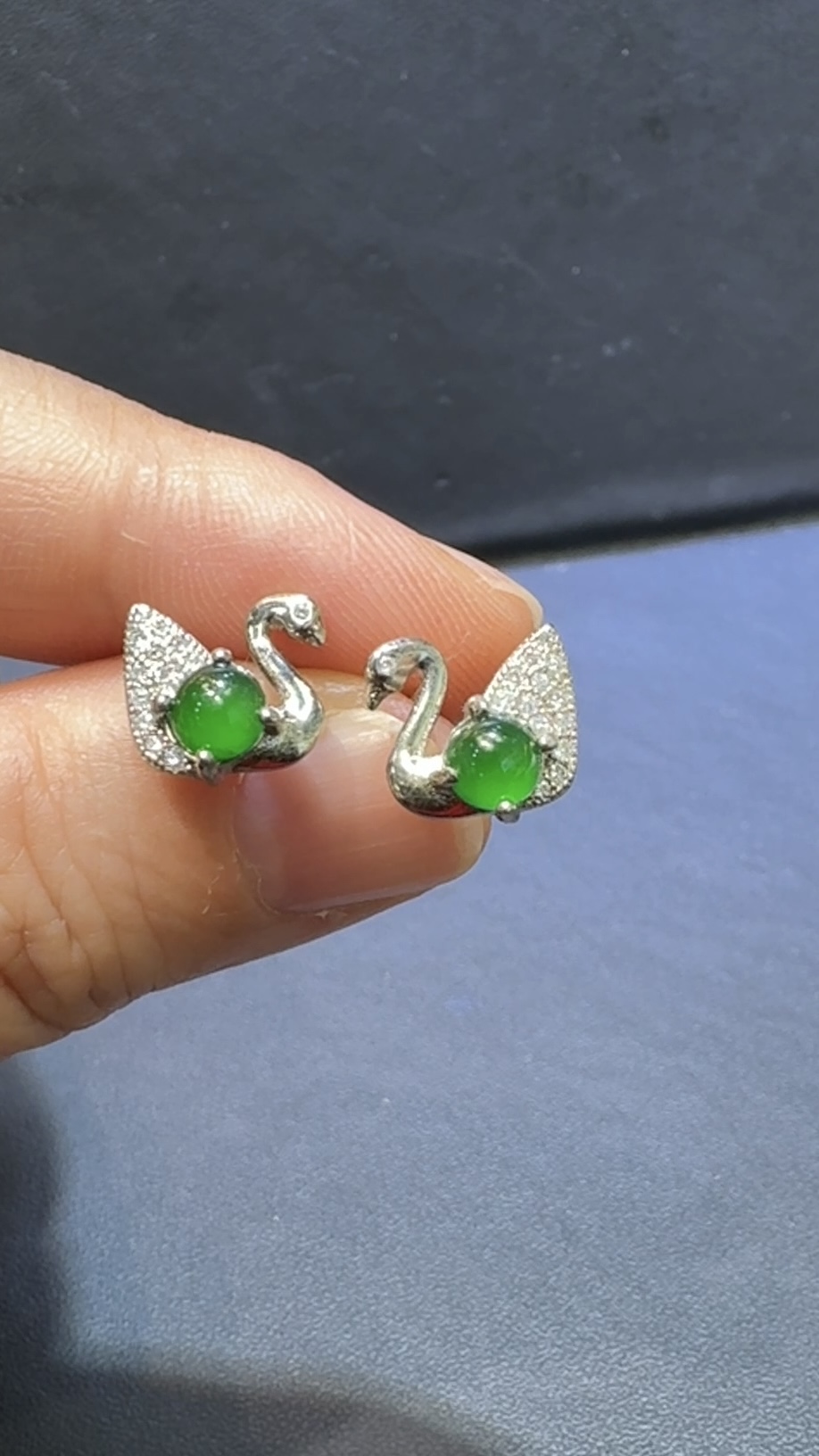 翡翠天鵝耳環|高綠危地馬拉翡翠蛋面 × 天鵝造型銀托 × 優雅氣質推薦 #48500 1 翡翠天鵝耳環|高綠危地馬拉翡翠蛋面 × 天鵝造型銀托 × 優雅氣質推薦 #48500