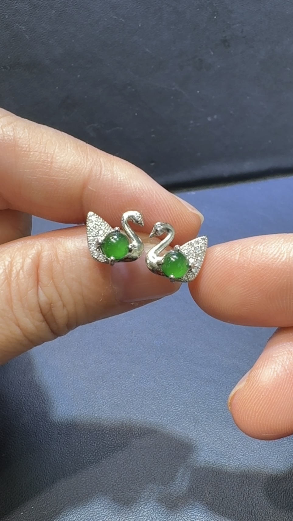 翡翠天鵝耳環|高綠危地馬拉翡翠蛋面 × 天鵝造型銀托 × 優雅氣質推薦 #48500 3 翡翠天鵝耳環|高綠危地馬拉翡翠蛋面 × 天鵝造型銀托 × 優雅氣質推薦 #48500 - Image 3