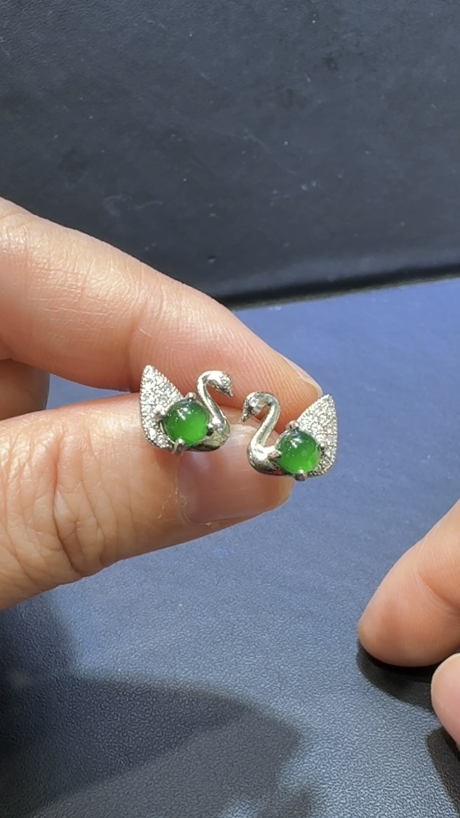 翡翠天鵝耳環|高綠危地馬拉翡翠蛋面 × 天鵝造型銀托 × 優雅氣質推薦 #48500 4 翡翠天鵝耳環|高綠危地馬拉翡翠蛋面 × 天鵝造型銀托 × 優雅氣質推薦 #48500 - Image 4