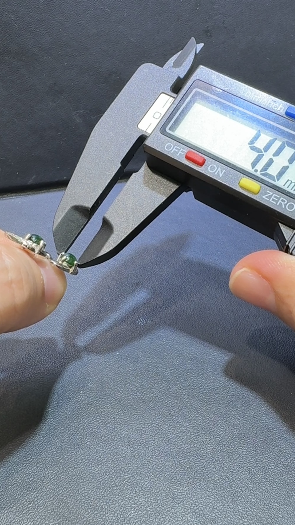 翡翠天鵝耳環|高綠危地馬拉翡翠蛋面 × 天鵝造型銀托 × 優雅氣質推薦 #48500 5 翡翠天鵝耳環|高綠危地馬拉翡翠蛋面 × 天鵝造型銀托 × 優雅氣質推薦 #48500 - Image 5