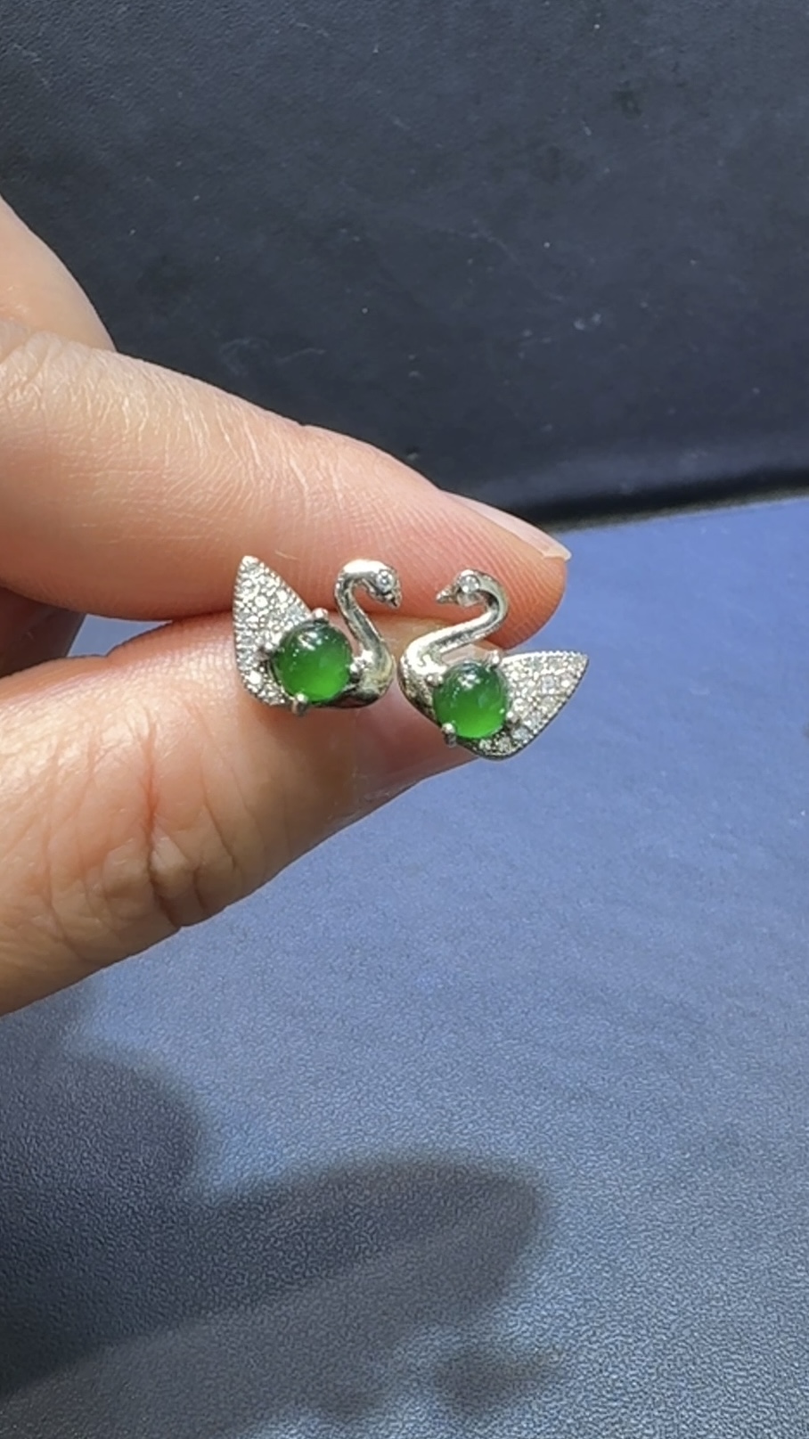 翡翠天鵝耳環|高綠危地馬拉翡翠蛋面 × 天鵝造型銀托 × 優雅氣質推薦 #48500 6 翡翠天鵝耳環|高綠危地馬拉翡翠蛋面 × 天鵝造型銀托 × 優雅氣質推薦 #48500 - Image 6