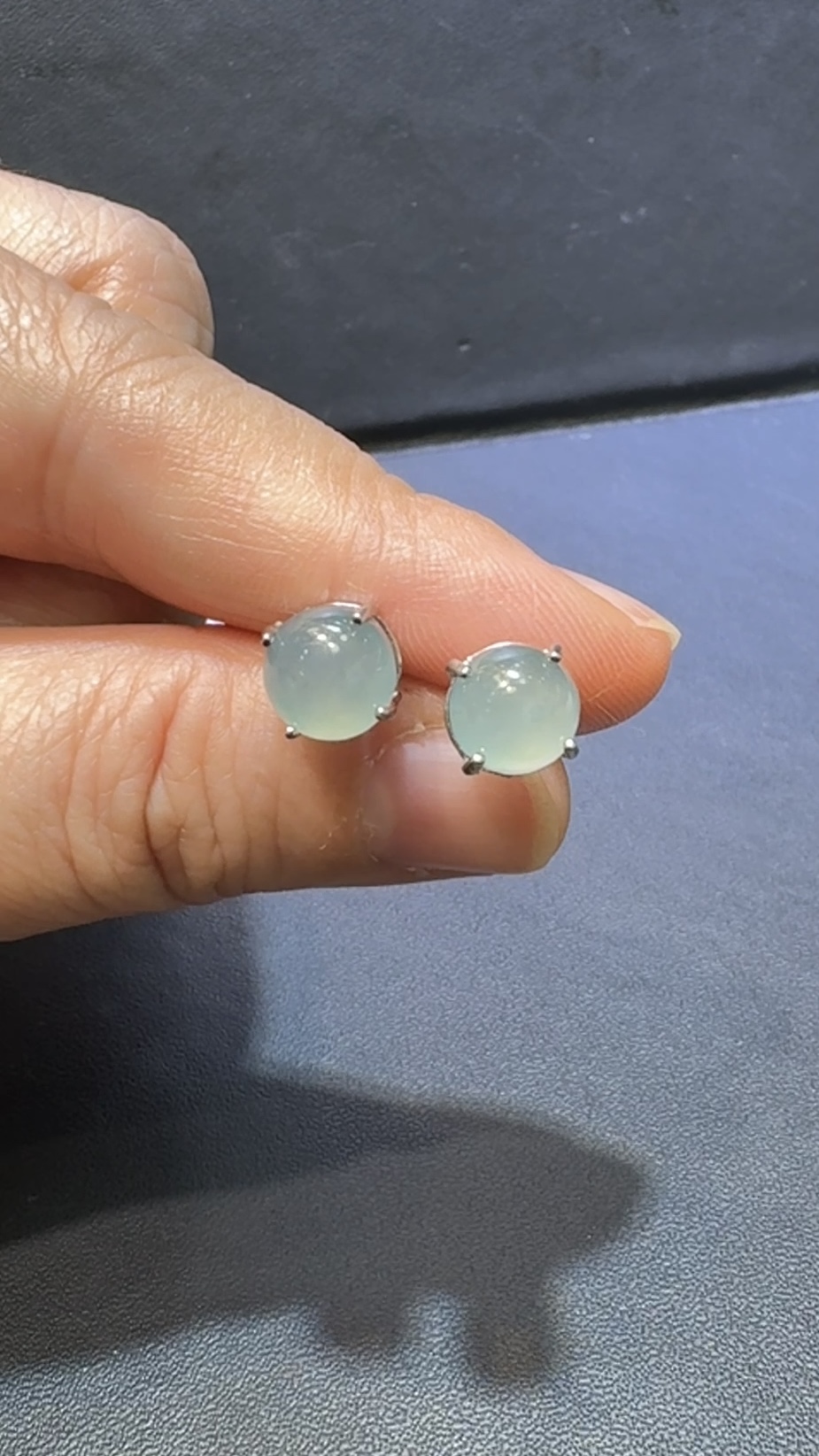 翡翠蛋面耳環|淺藍危地馬拉翡翠 × 925銀托 × 簡約設計 × 種水佳推薦 #48501 4 翡翠蛋面耳環|淺藍危地馬拉翡翠 × 925銀托 × 簡約設計 × 種水佳推薦 #48501 - Image 4