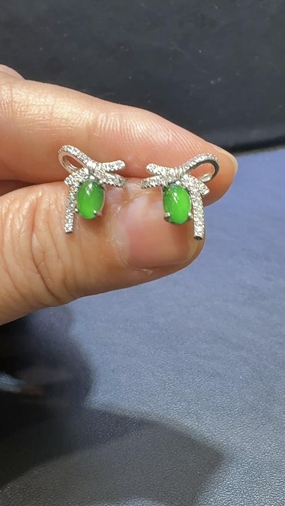 翡翠蛋面耳環|危地馬拉翡翠 × 高色 × 蝴蝶結銀托 × 種水佳推薦 #48493 2 翡翠蛋面耳環|危地馬拉翡翠 × 高色 × 蝴蝶結銀托 × 種水佳推薦 #48493 - Image 2